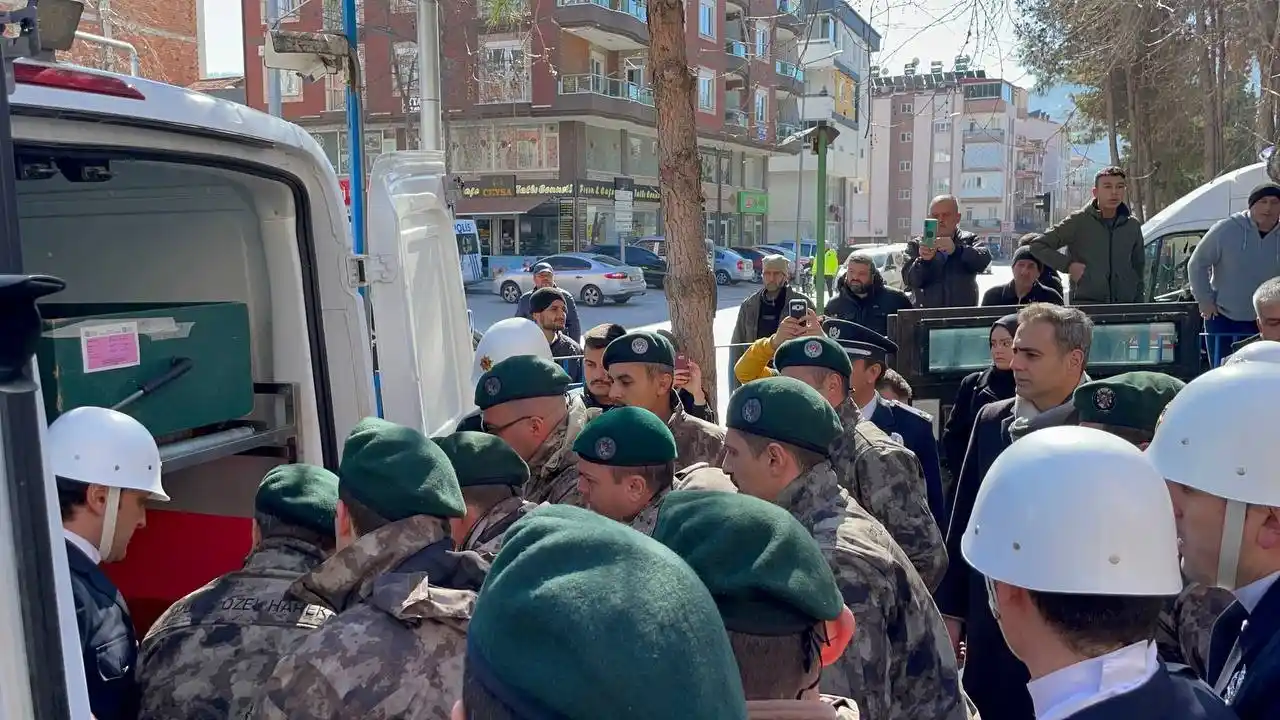 Depremde polis eşini ve 3 çocuğunu kaybetti, tekerlekli sandalye üzerinde tabuta son kez dokundu