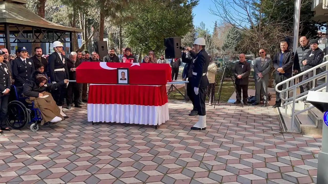 Depremde polis eşini ve 3 çocuğunu kaybetti, tekerlekli sandalye üzerinde tabuta son kez dokundu