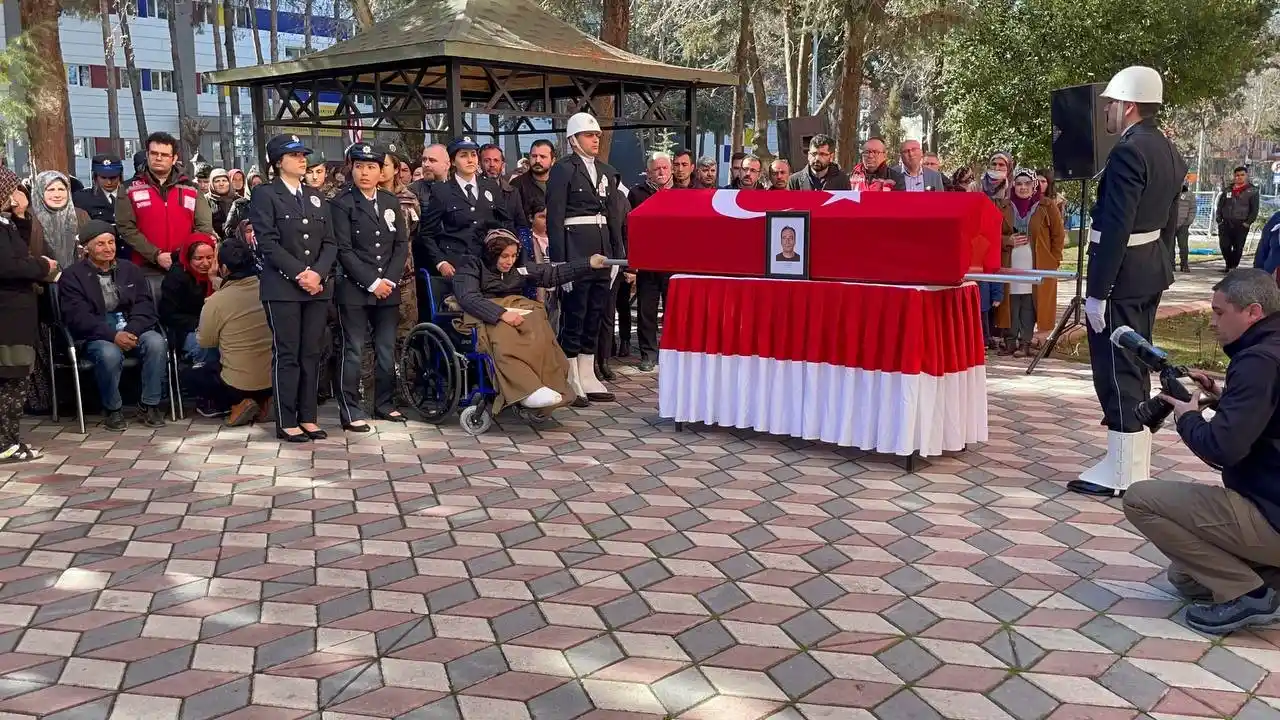 Depremde polis eşini ve 3 çocuğunu kaybetti, tekerlekli sandalye üzerinde tabuta son kez dokundu
