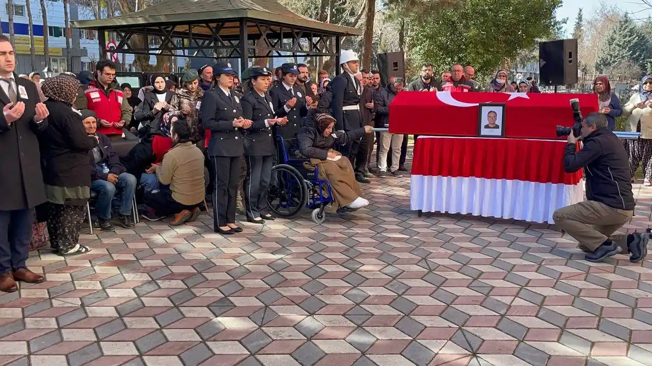Depremde polis eşini ve 3 çocuğunu kaybetti, tekerlekli sandalye üzerinde tabuta son kez dokundu