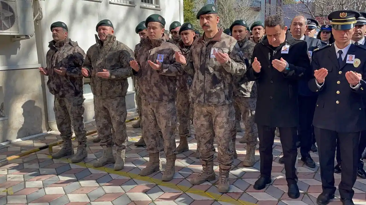 Depremde polis eşini ve 3 çocuğunu kaybetti, tekerlekli sandalye üzerinde tabuta son kez dokundu
