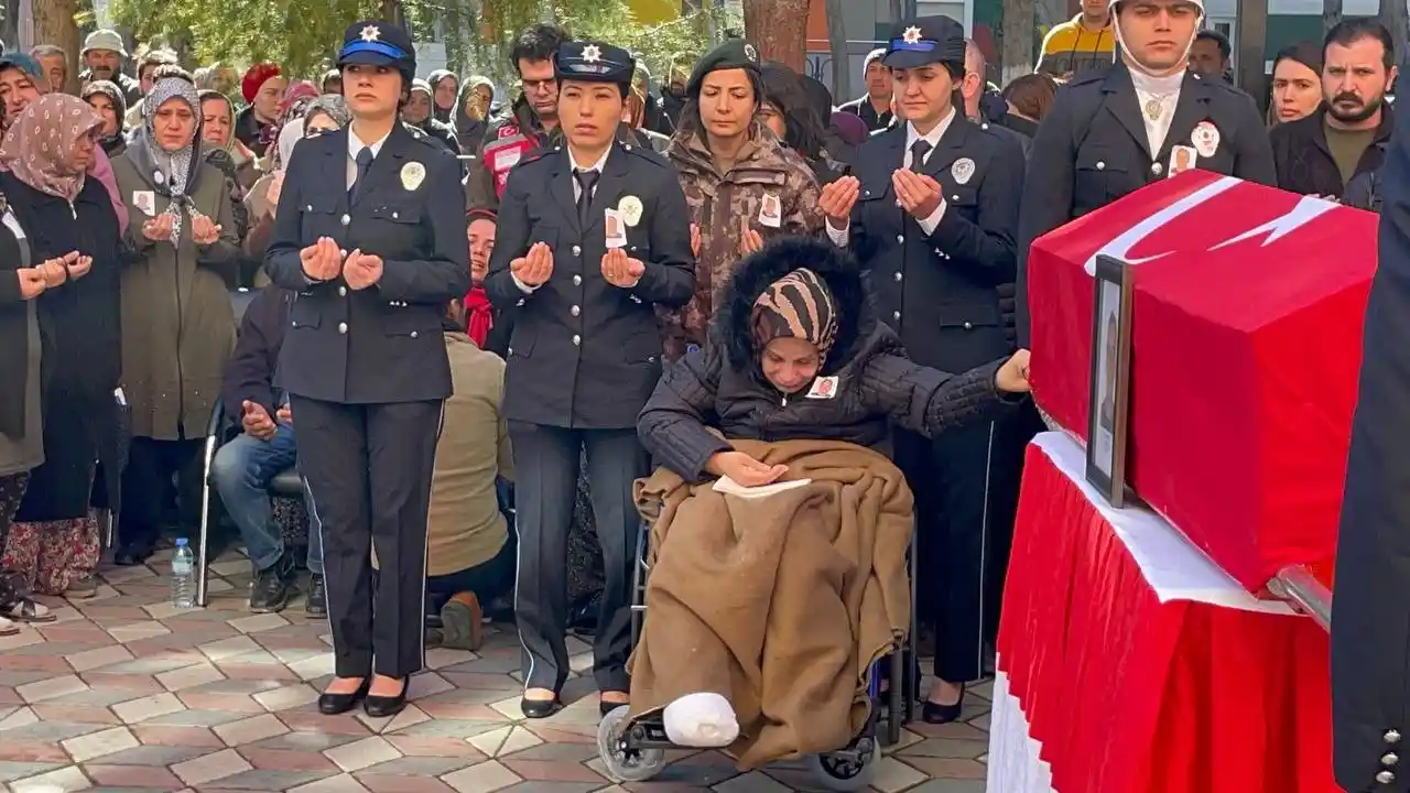 Depremde polis eşini ve 3 çocuğunu kaybetti, tekerlekli sandalye üzerinde tabuta son kez dokundu