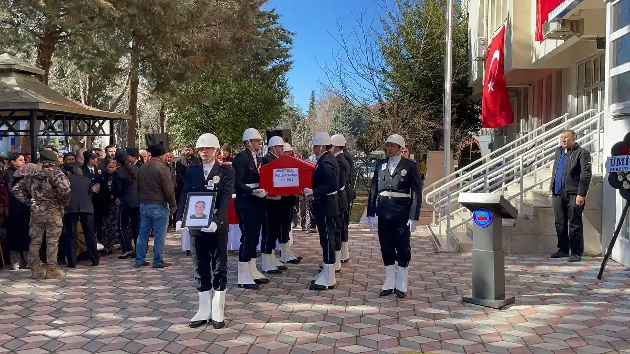 Depremde polis eşini ve 3 çocuğunu kaybetti, tekerlekli sandalye üzerinde tabuta son kez dokundu