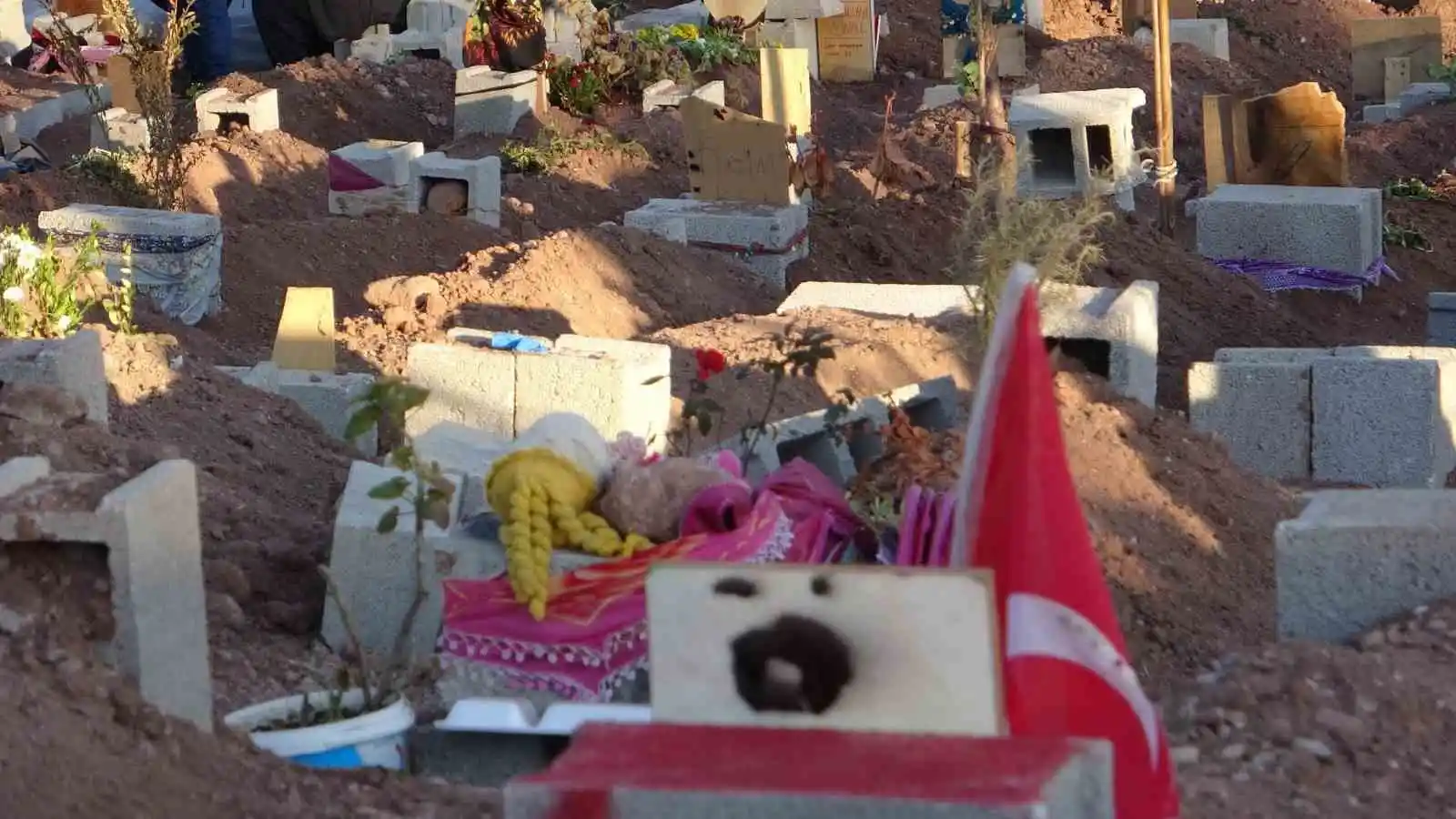 Depremde yakınlarını kaybeden aileler mezarlıklardan ayrılmıyor