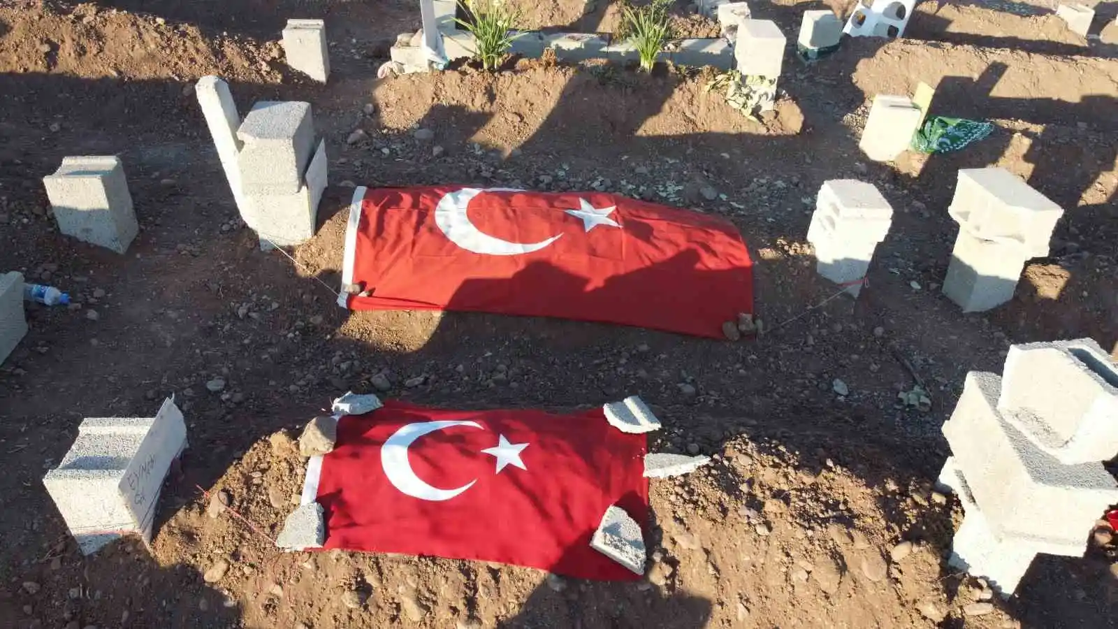 Depremde yakınlarını kaybeden aileler mezarlıklardan ayrılmıyor