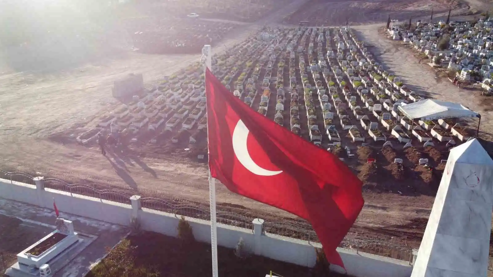 Depremde yakınlarını kaybeden aileler mezarlıklardan ayrılmıyor