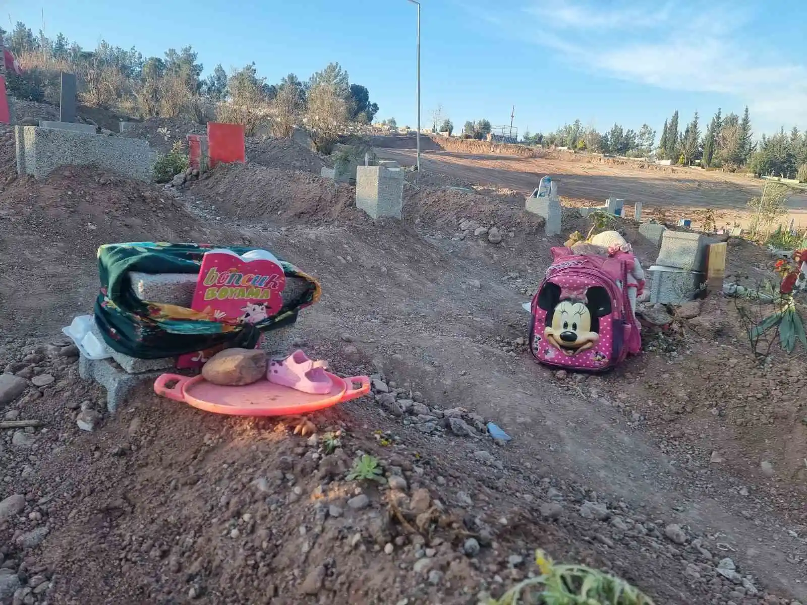 Depremde yakınlarını kaybeden aileler mezarlıklardan ayrılmıyor