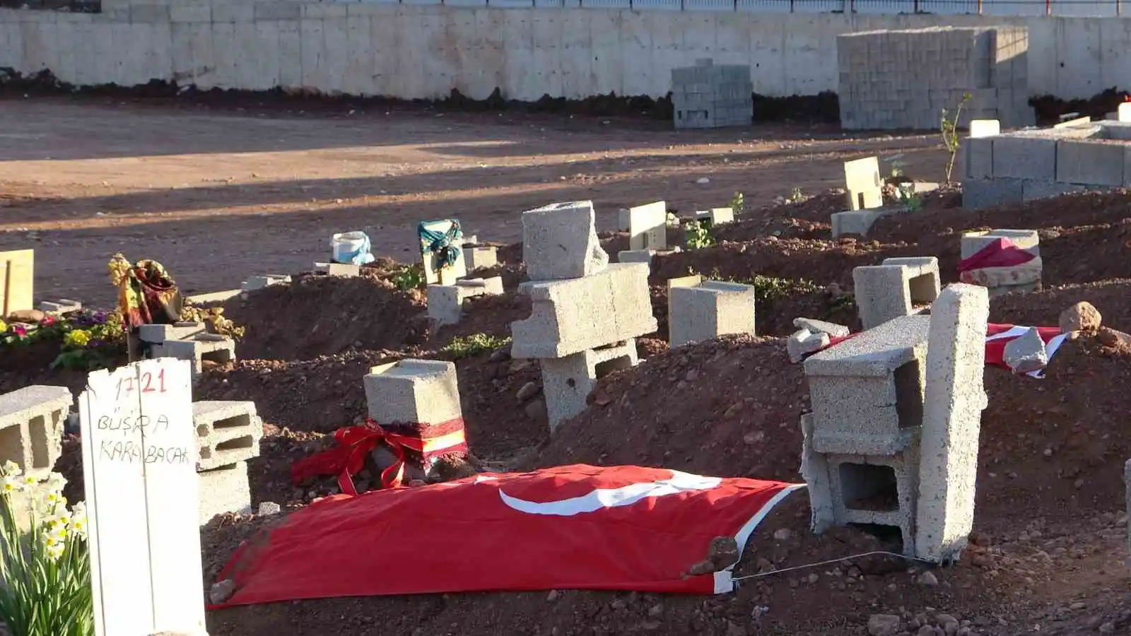 Depremde yakınlarını kaybeden aileler mezarlıklardan ayrılmıyor
