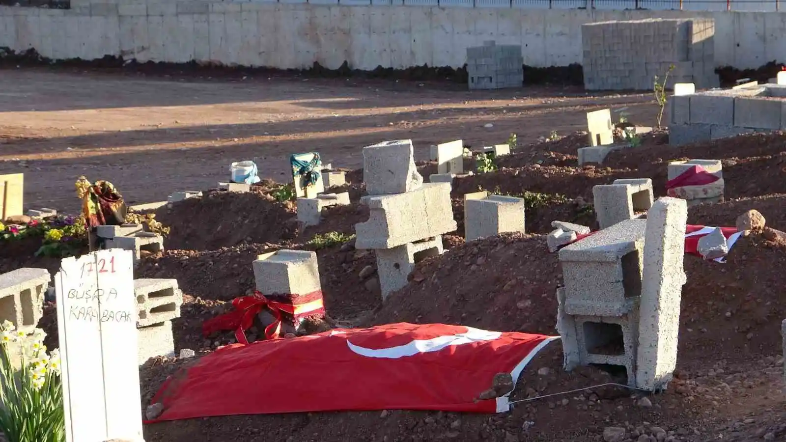 Depremde yakınlarını kaybeden aileler mezarlıklardan ayrılmıyor