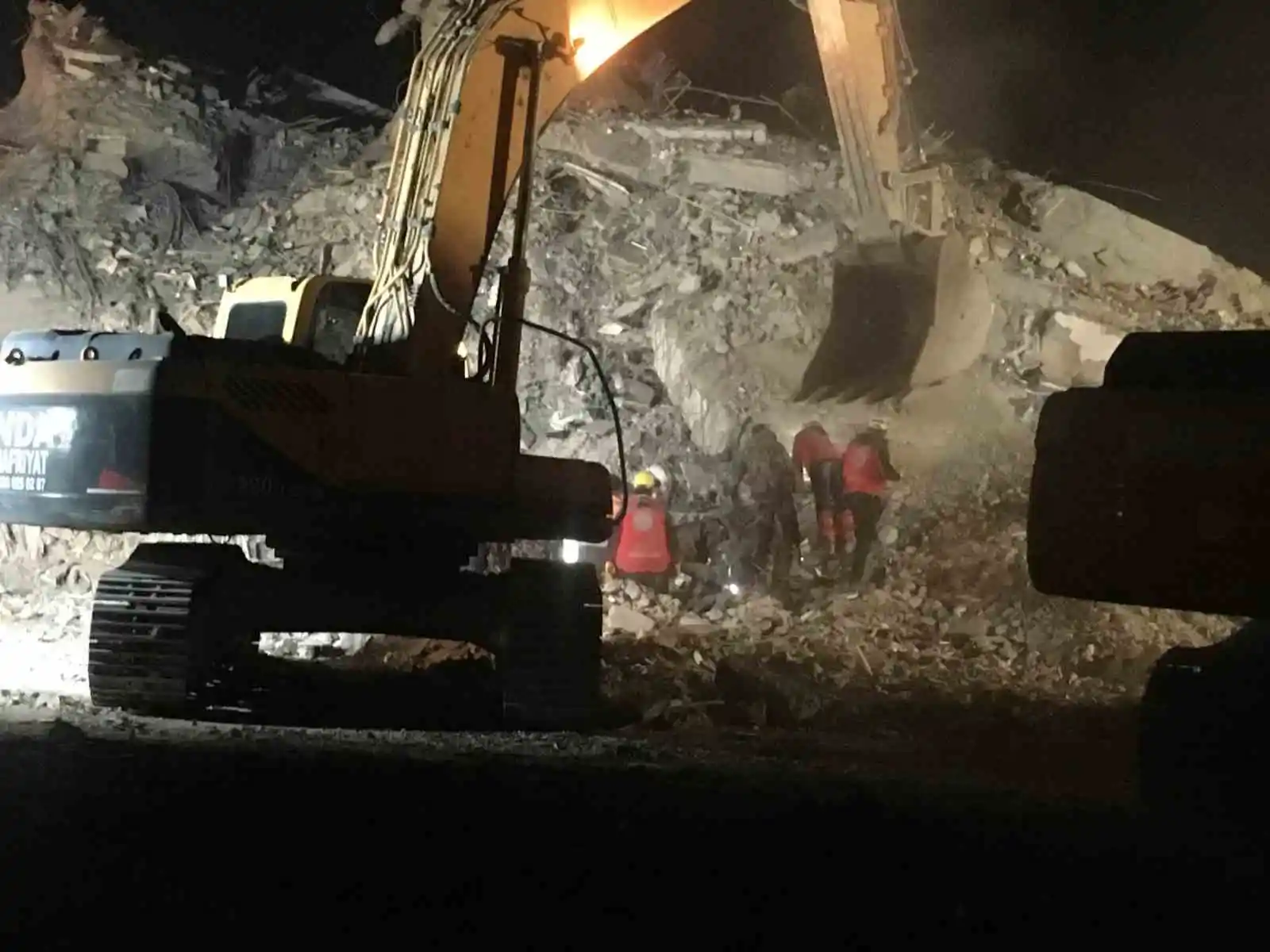 Depremde yıkılan binada şok soruşturma