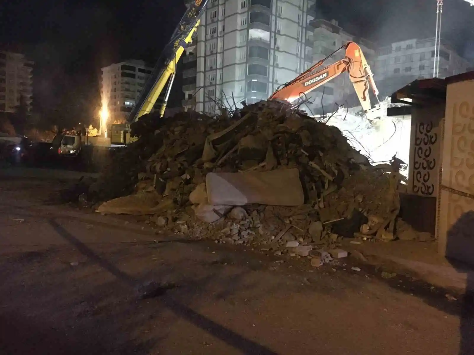 Depremde yıkılan binada şok soruşturma
