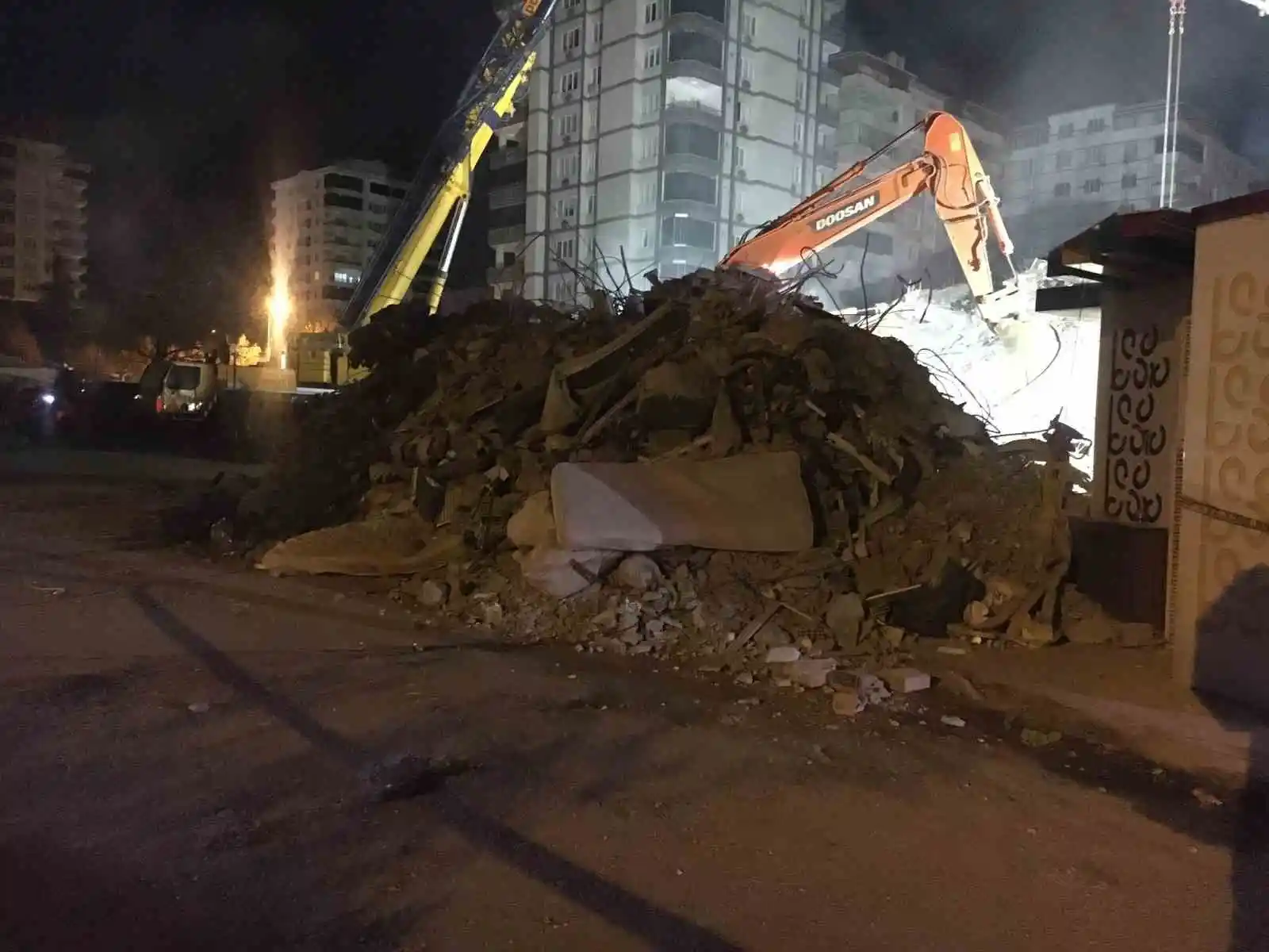 Depremde yıkılan binada şok soruşturma