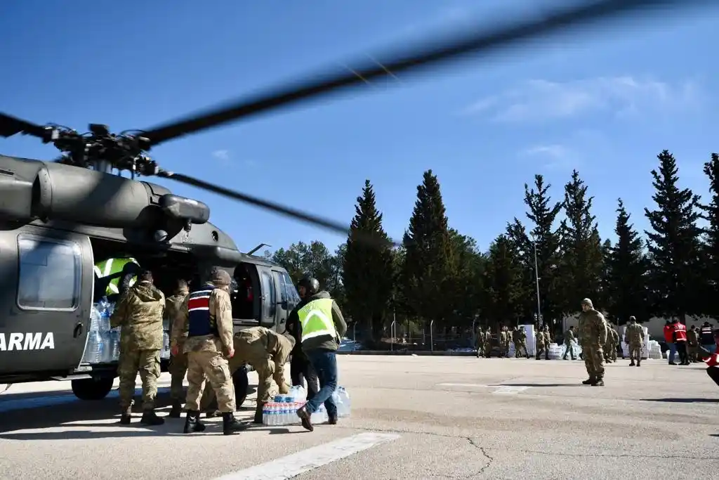 Depremden etkilenen köylere helikopter ile yardım ulaştırıldı
