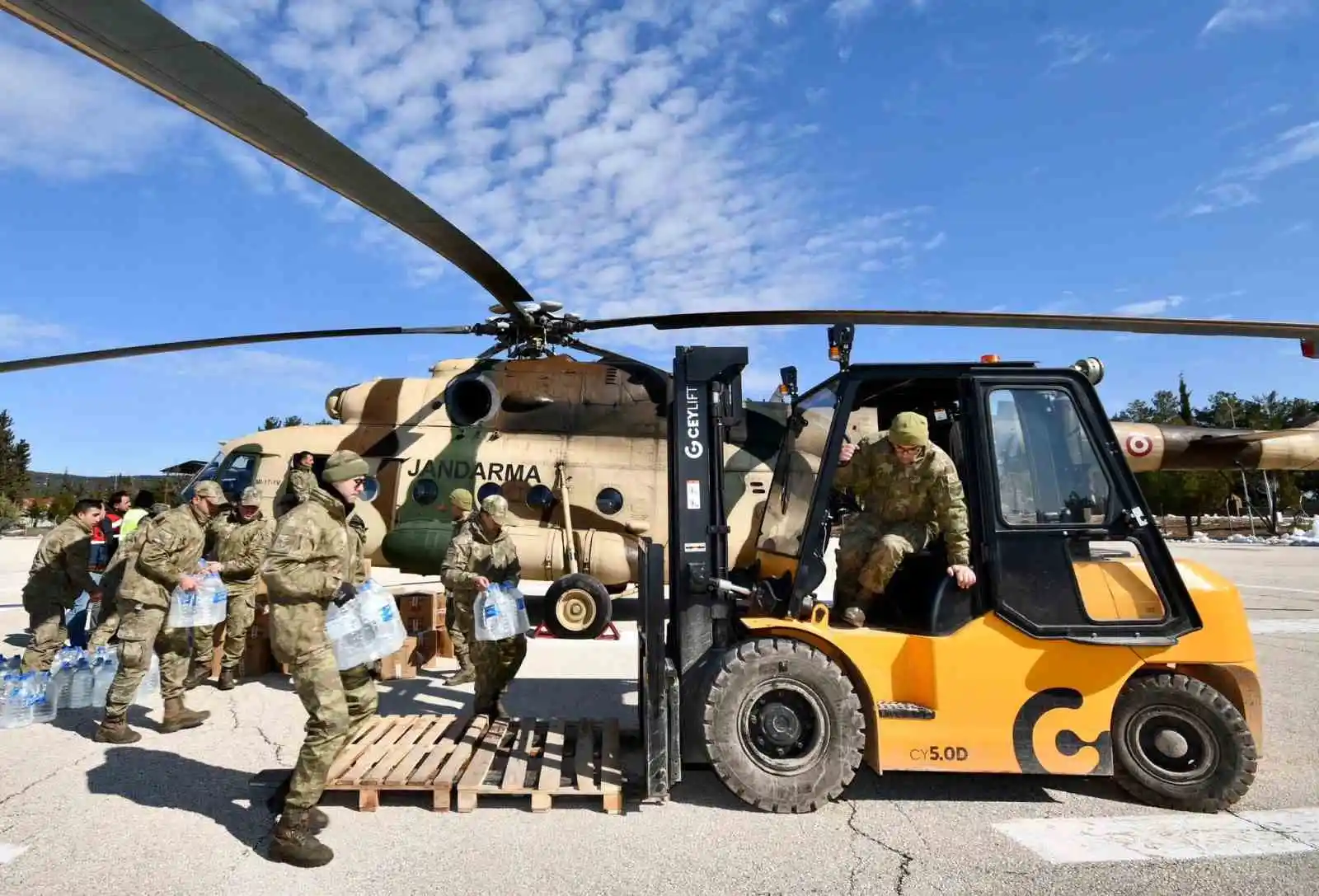 Depremden etkilenen köylere helikopter ile yardım ulaştırıldı
