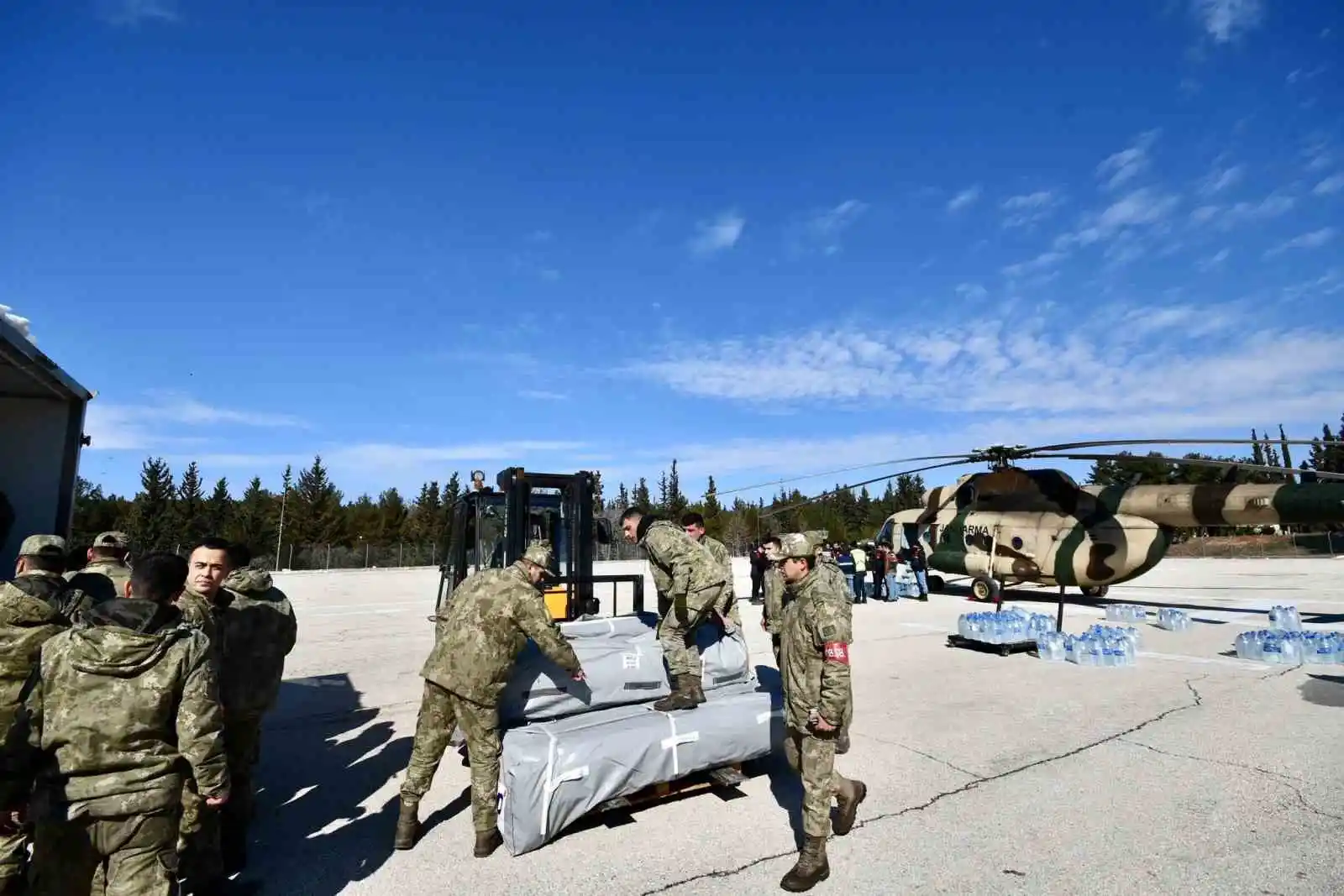 Depremden etkilenen köylere helikopter ile yardım ulaştırıldı
