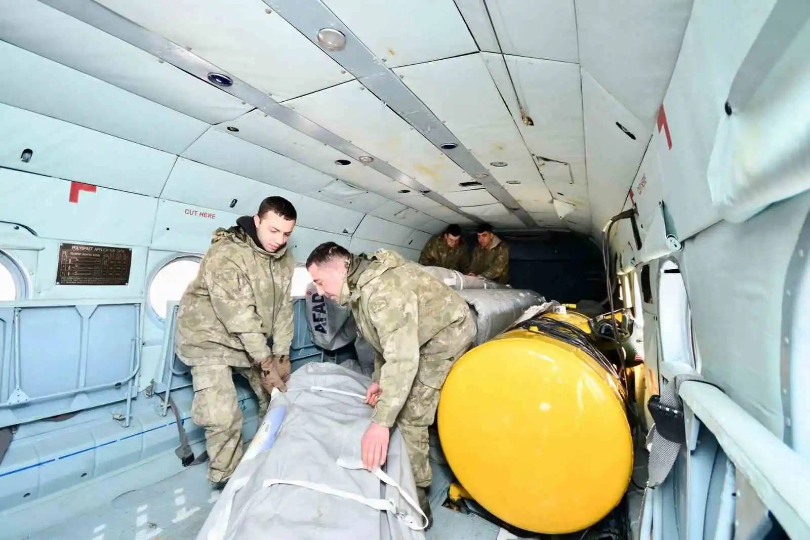 Depremden etkilenen köylere helikopter ile yardım ulaştırıldı