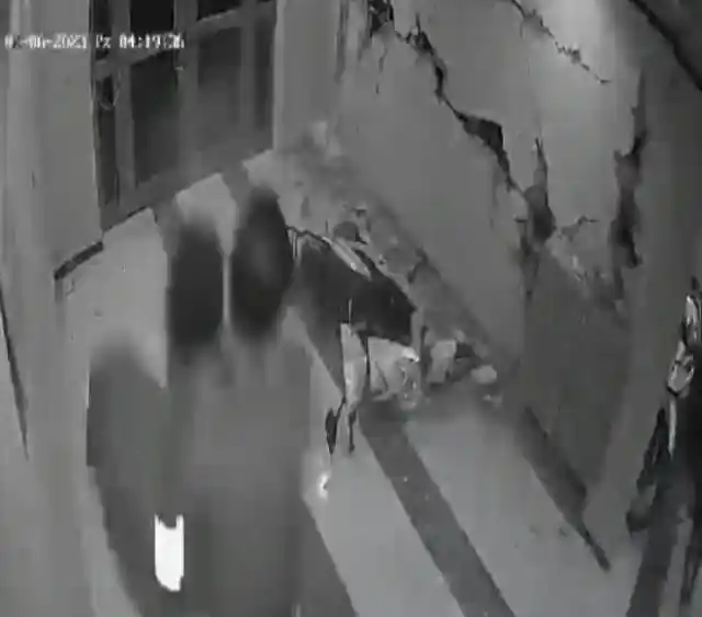 Depremden kaçma anı ve duvarların patlaması güvenlik kamerasına yansıdı