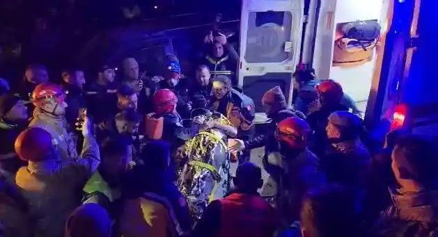 Depremin 112. saatinde enkaz altından kurtuluş