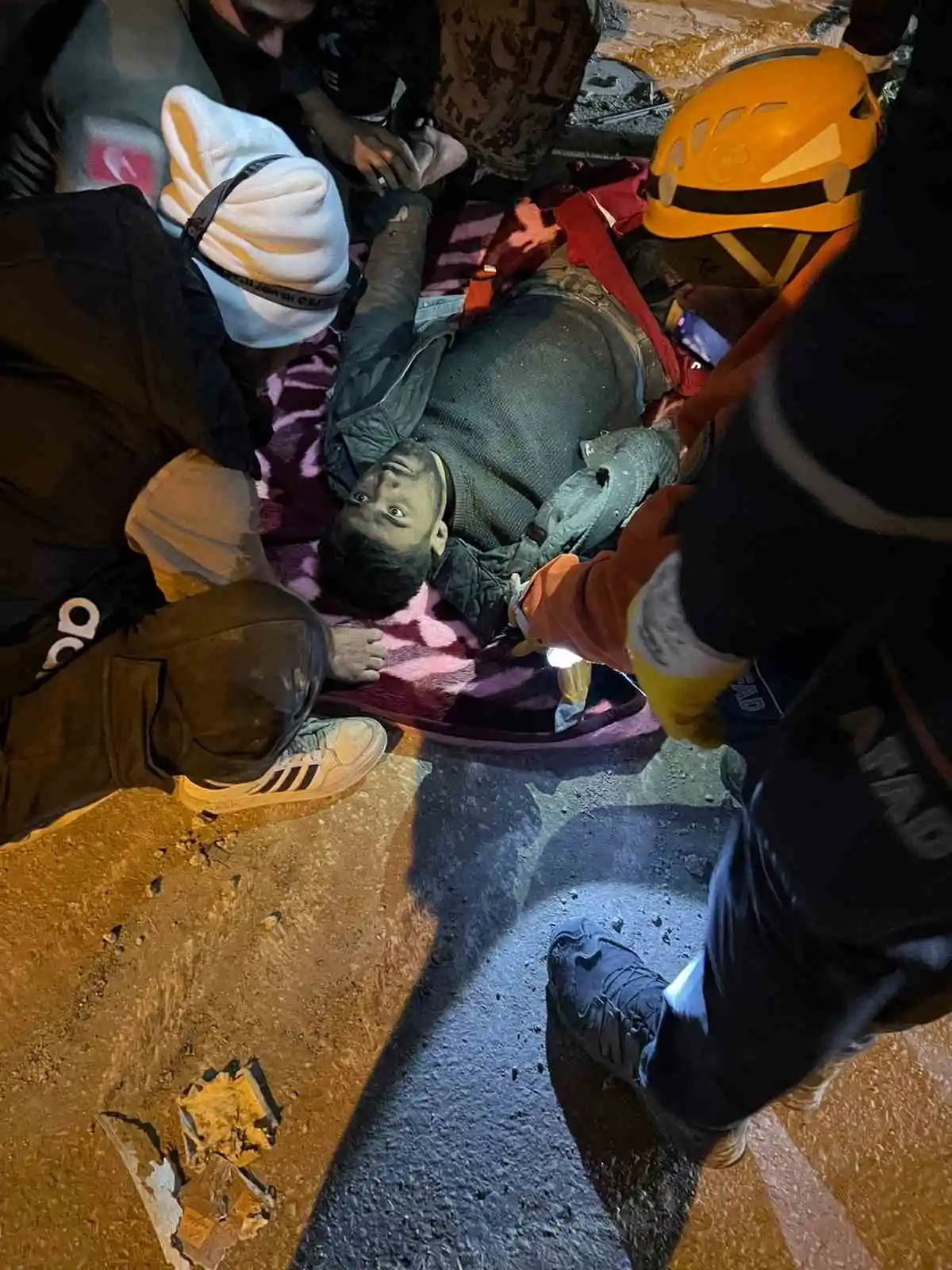 Depremin 12. gününde art arda 3 inanılmaz kurtuluş: 261 saat sonra enkazdan ekipleri alkışlayarak çıktı