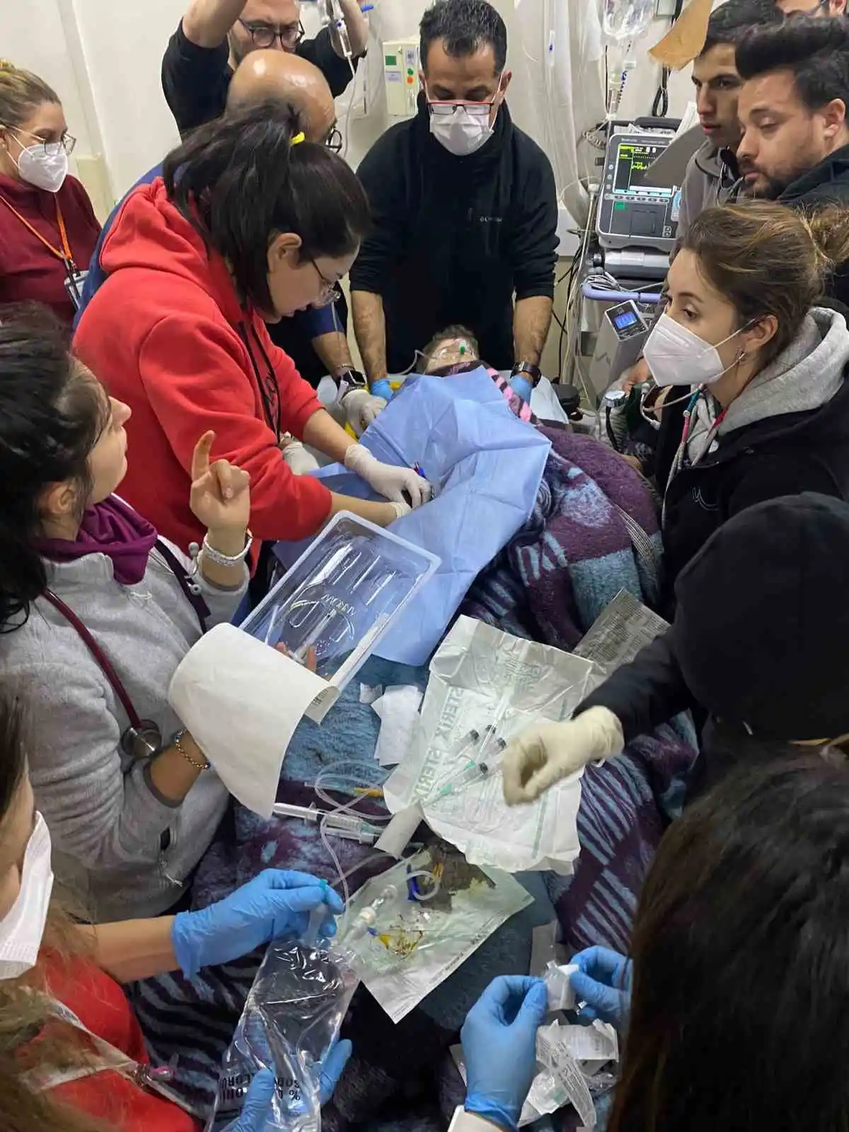 Depremin 12. gününde art arda 3 inanılmaz kurtuluş: 261 saat sonra enkazdan ekipleri alkışlayarak çıktı