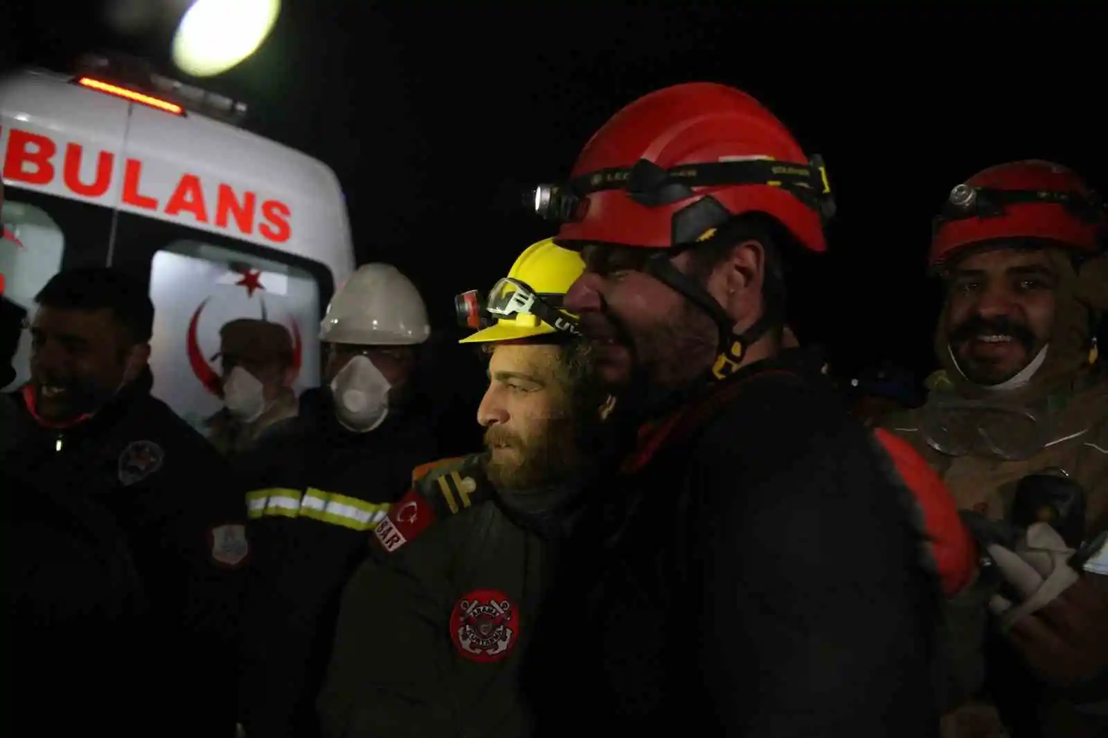 Depremin 137. saatinde enkaz altından çıkarıldı, her soruya cevap verdi