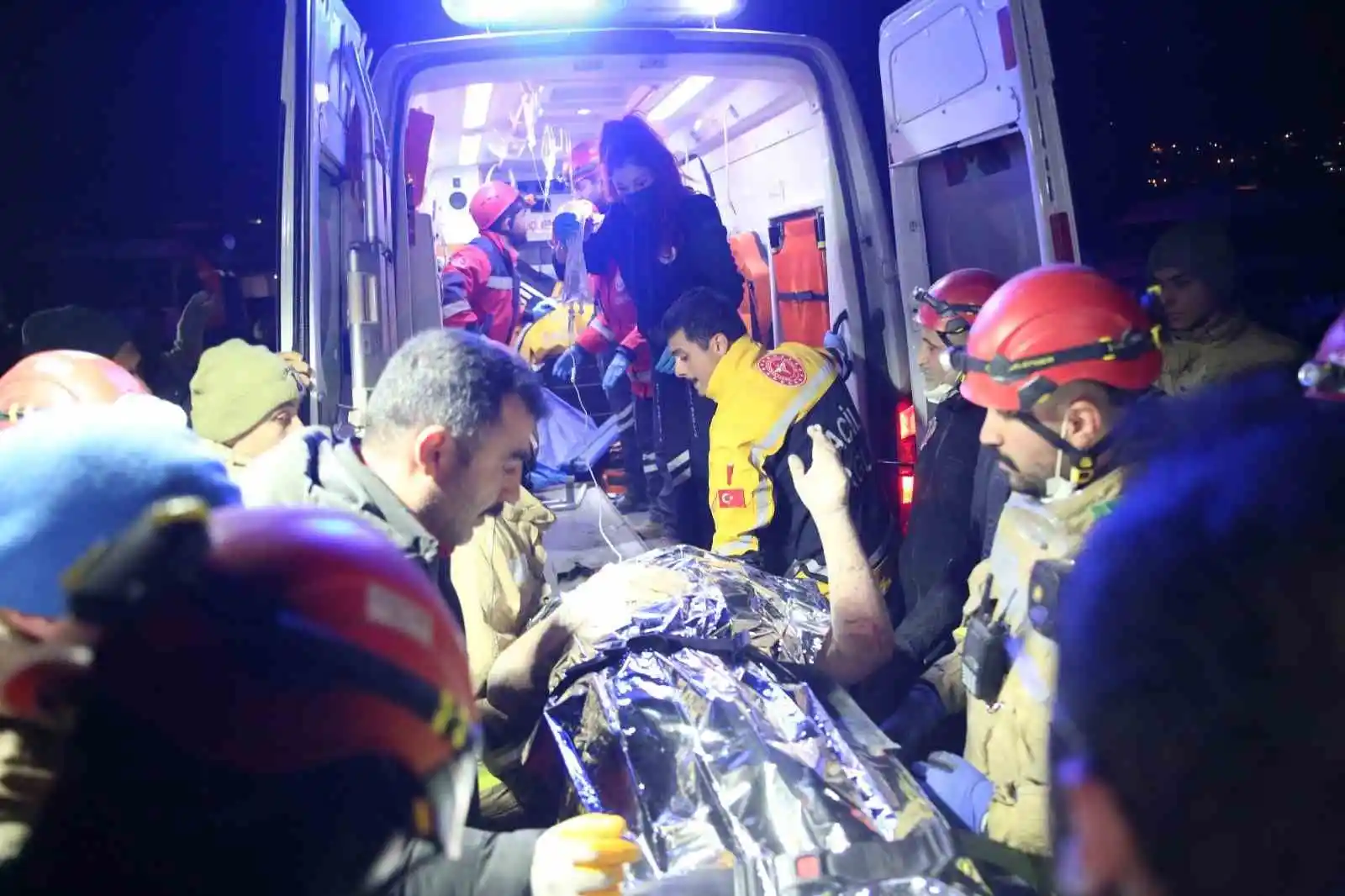 Depremin 137. saatinde enkaz altından çıkarıldı, her soruya cevap verdi