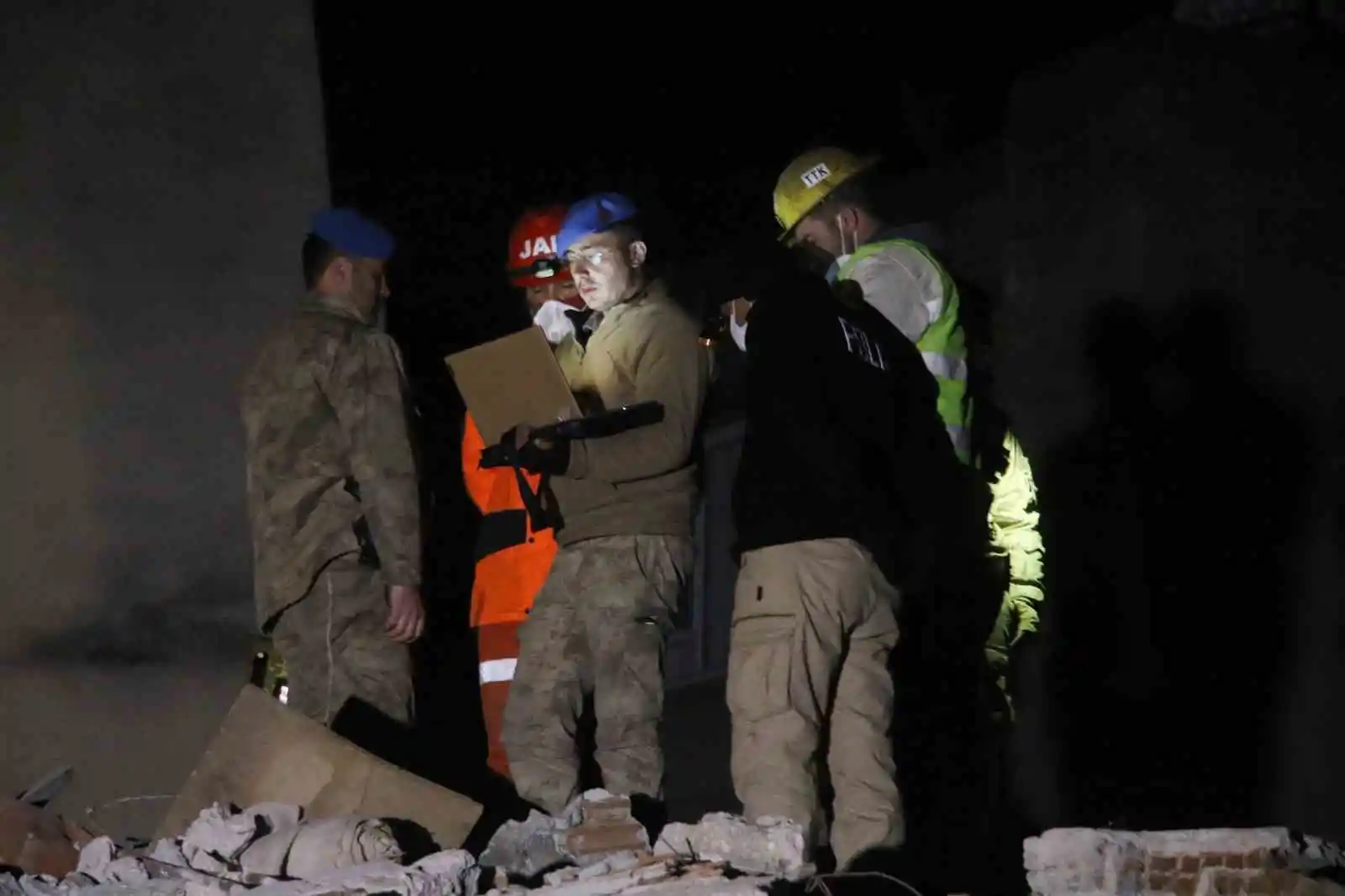 Depremin 232. saatinde umutlu bekleyiş