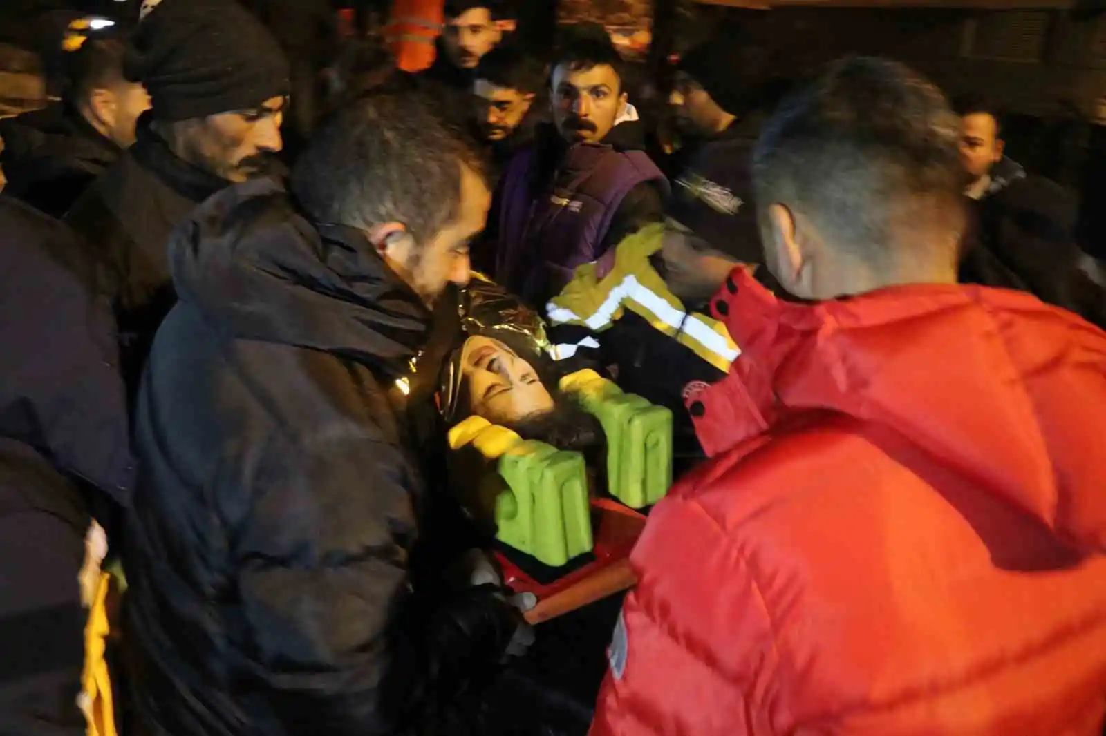 Depremin 24. saatinde enkazdan kurtulan