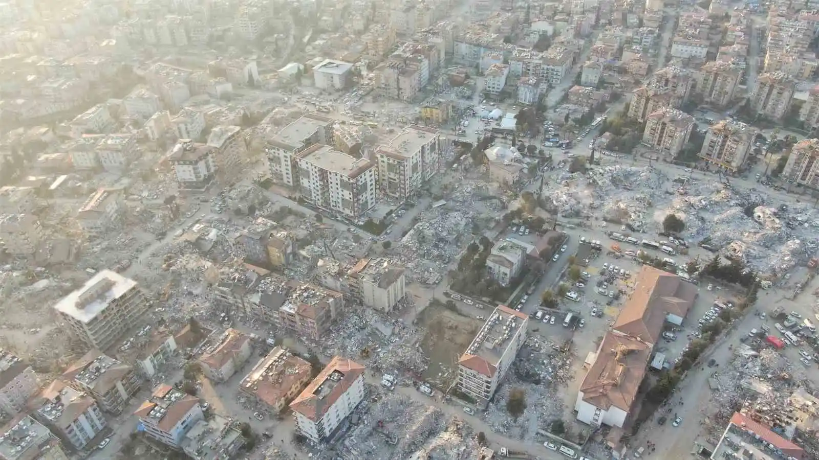 Depremin 8’inci gününde harabeye dönen Hatay’daki yıkım havadan görüntülendi
