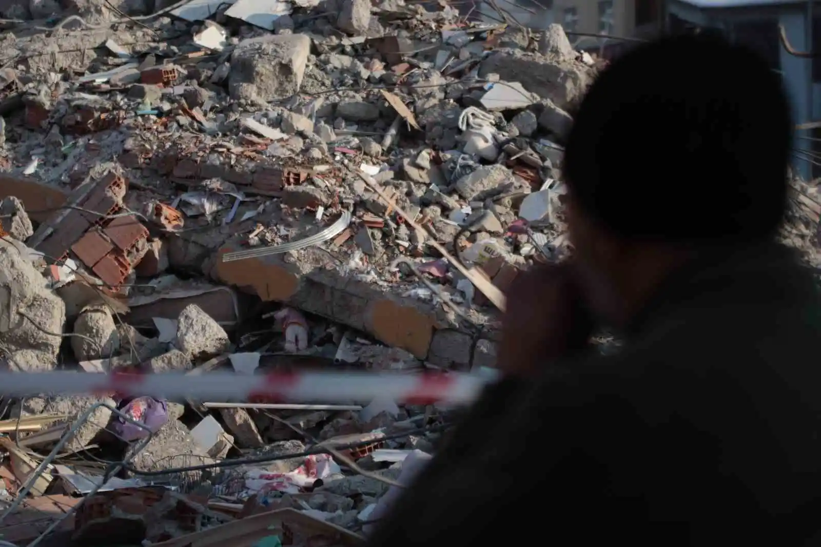 Depremin merkez üssünde yürek burkan fotoğraf: Oyuncak bebekte enkaz altında kaldı
