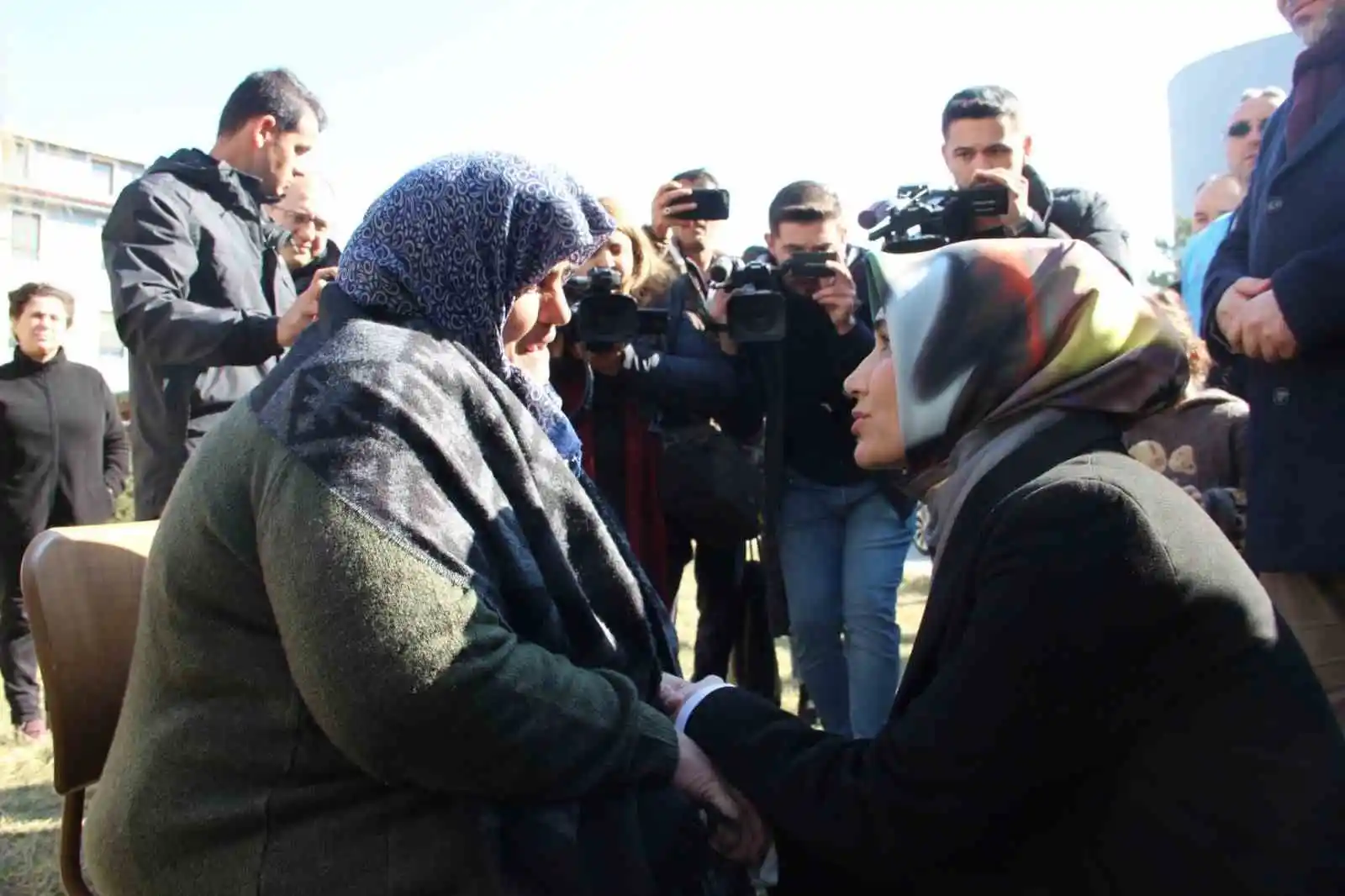 Depremzede aileler Afyonkarahisar’daki geçici yuvalarına yerleştirildi
