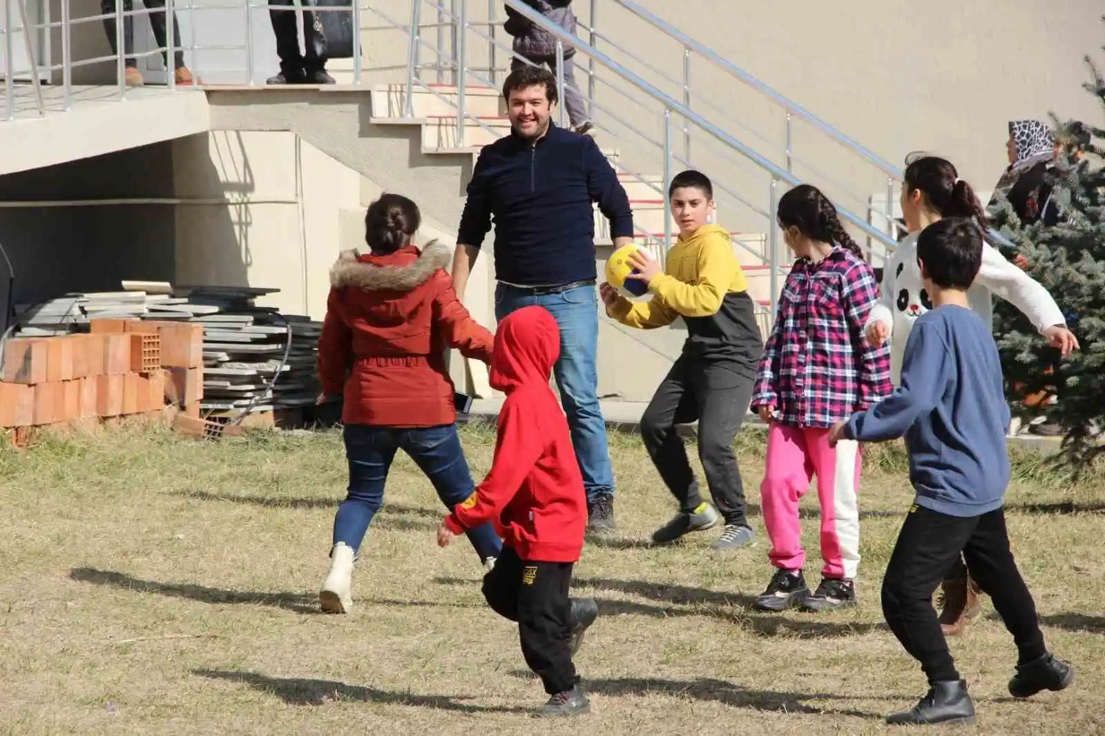 Depremzede aileler Afyonkarahisar’daki geçici yuvalarına yerleştirildi