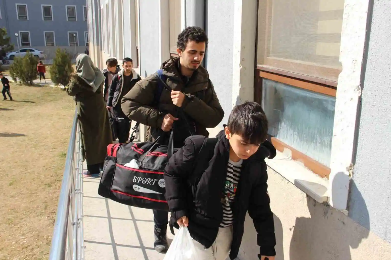 Depremzede aileler Afyonkarahisar’daki geçici yuvalarına yerleştirildi