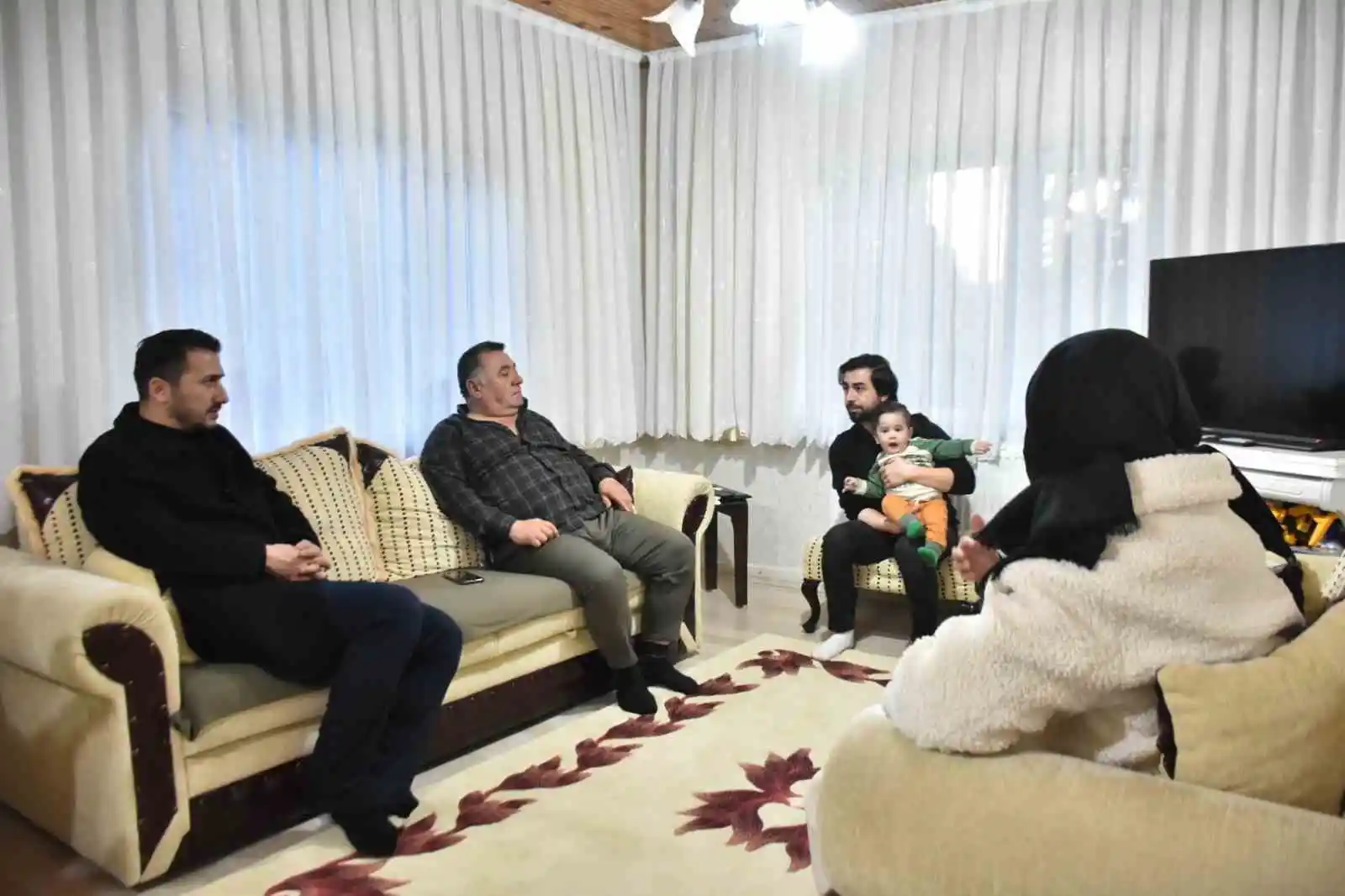 Depremzede aileler yalnız bırakılmıyor