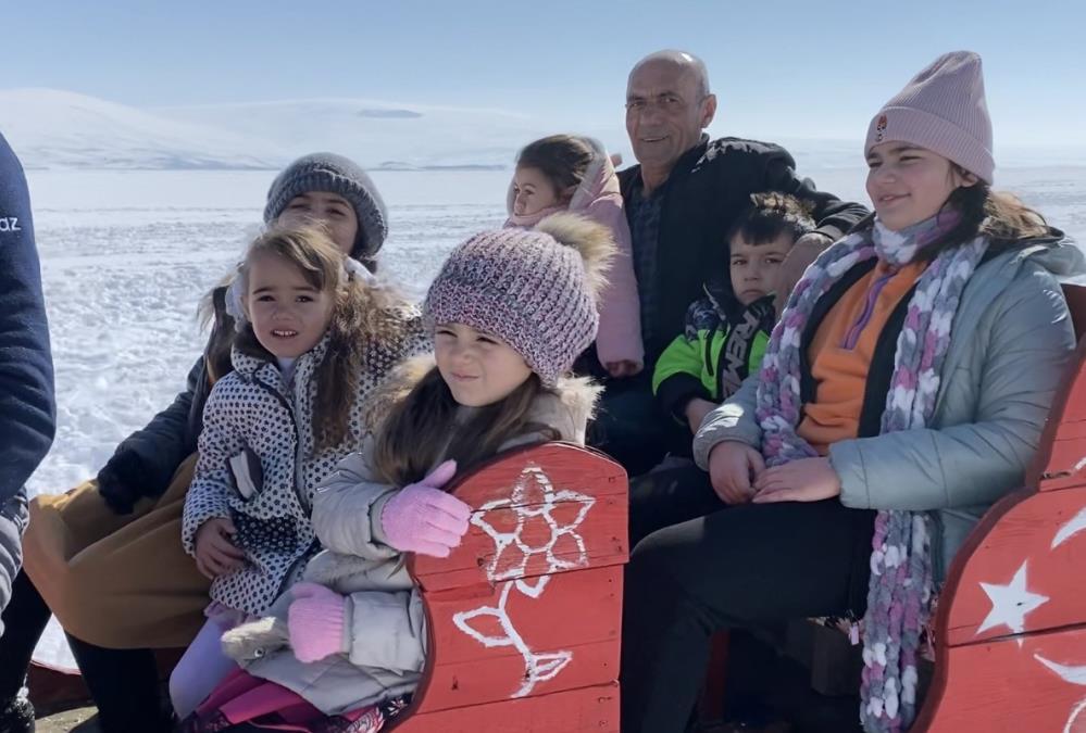 Depremzede ailelerin Çıldır Gölü'nde atlı kızak heyecanı