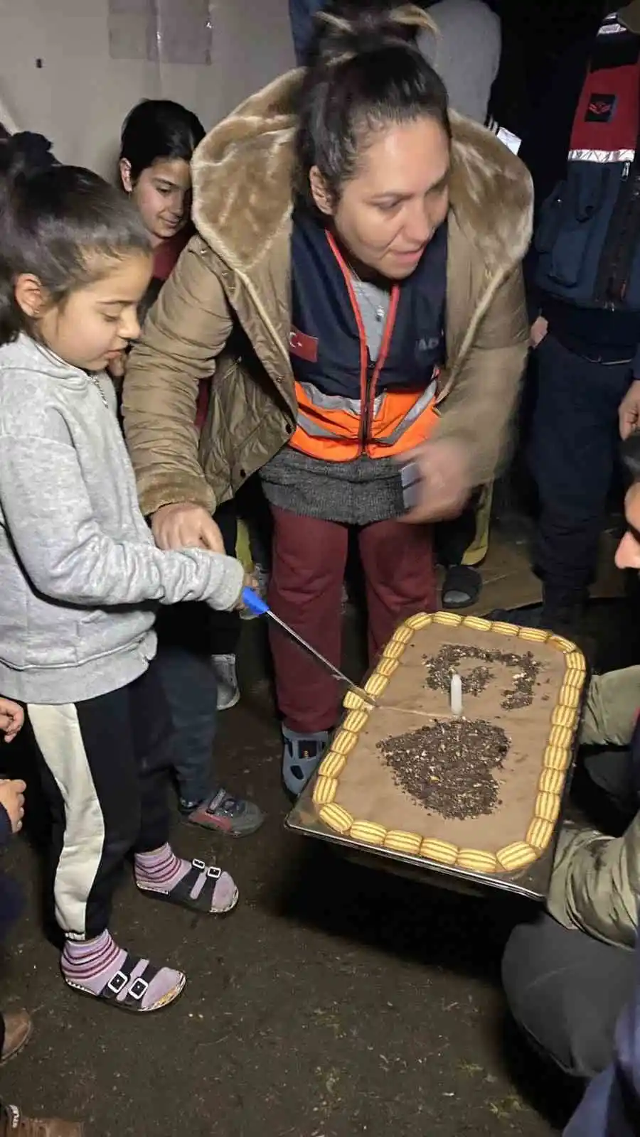 Depremzede çocuğa doğum günü sürprizi