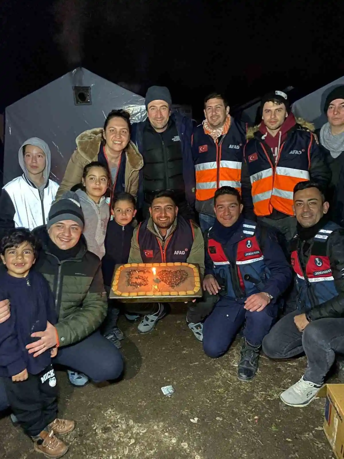 Depremzede çocuğa doğum günü sürprizi