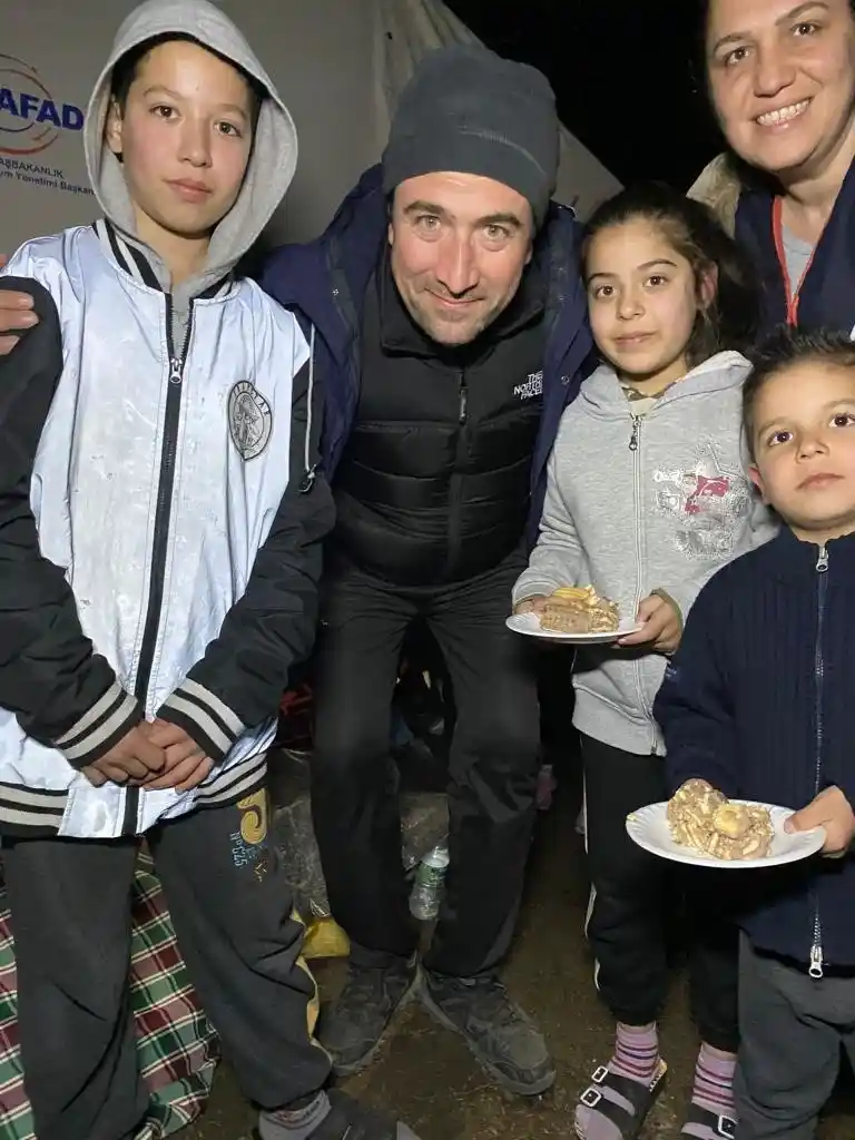 Depremzede çocuğa doğum günü sürprizi