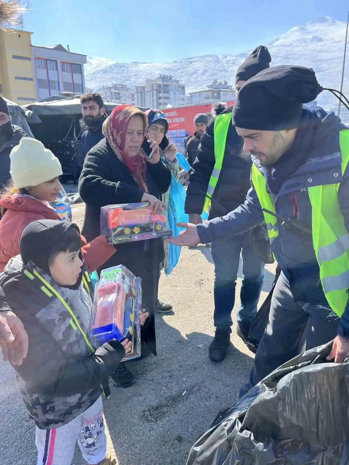 Depremzede çocuklar için oyuncak dolusu araçlar afet bölgesinde
