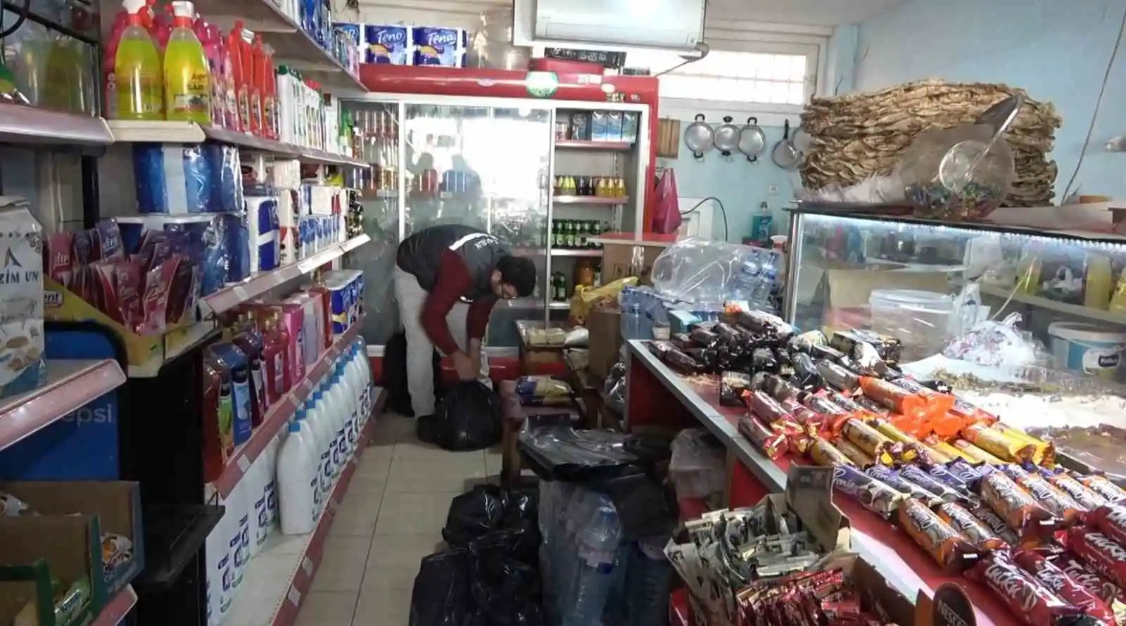 Depremzede esnaftan depremden etkilenen ailelere gıda kolisi