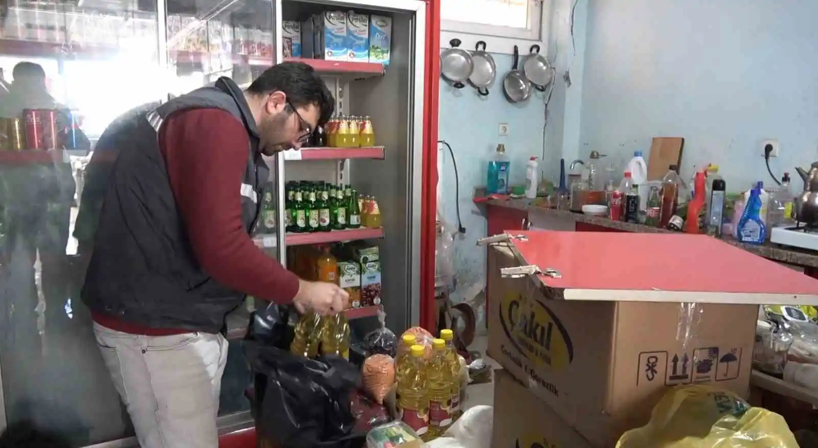 Depremzede esnaftan depremden etkilenen ailelere gıda kolisi