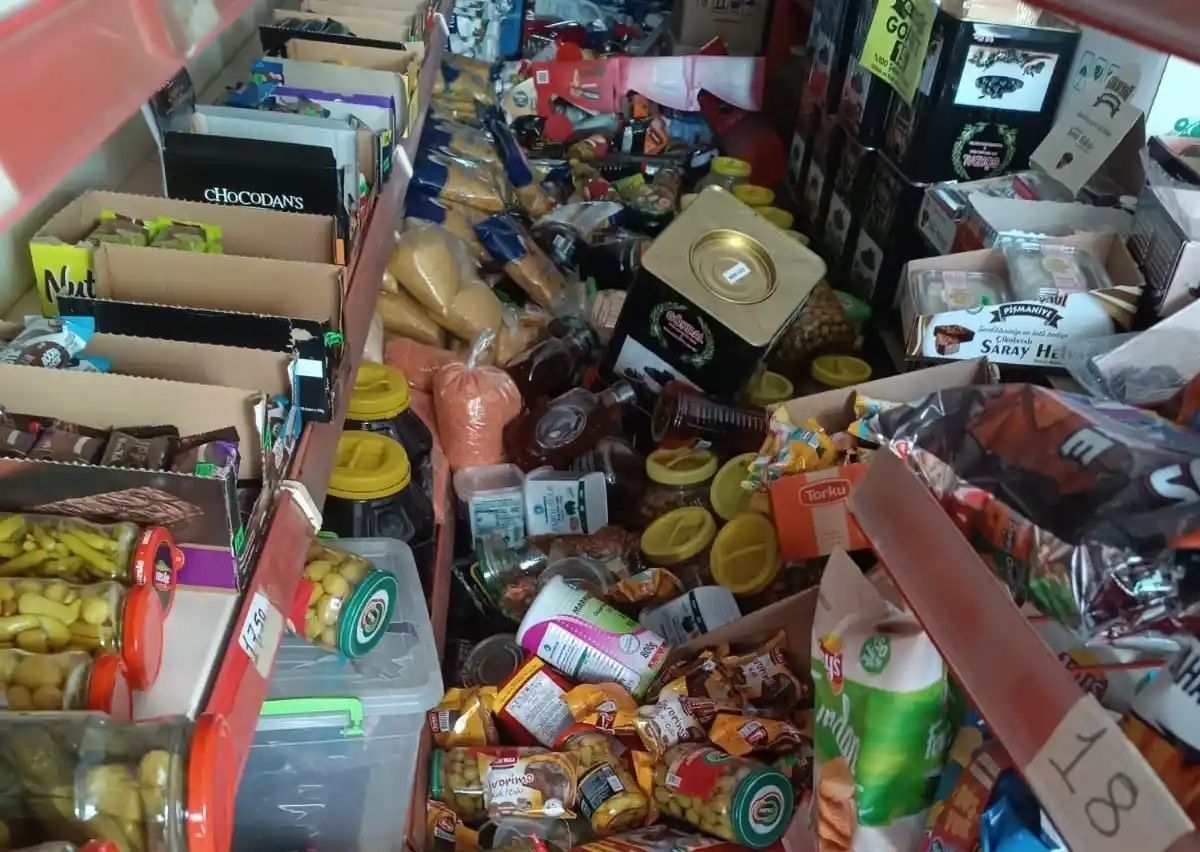 Depremzede esnaftan depremden etkilenen ailelere gıda kolisi
