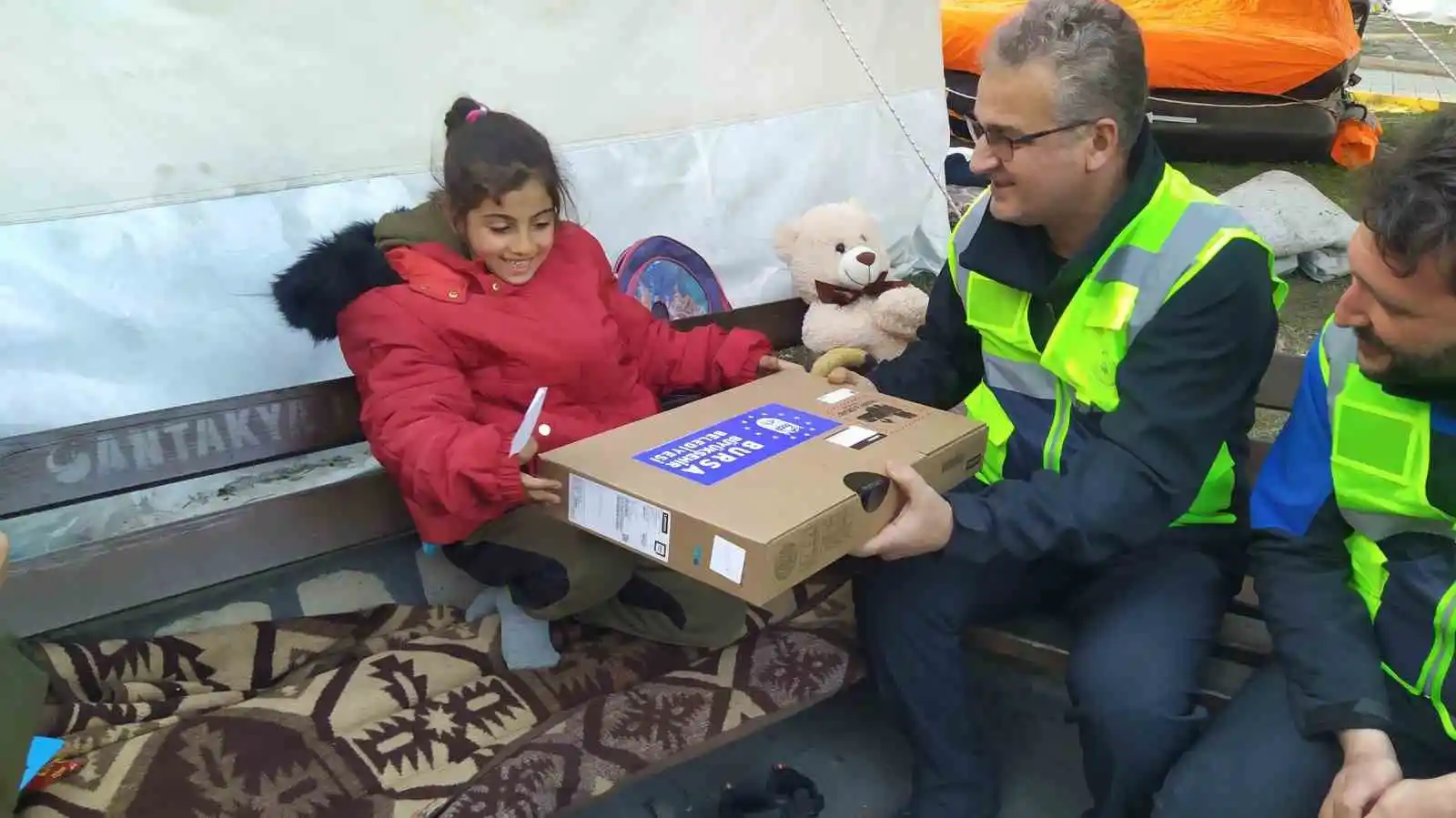 Depremzede Melek’in isteği bilgisayar teslim edildi