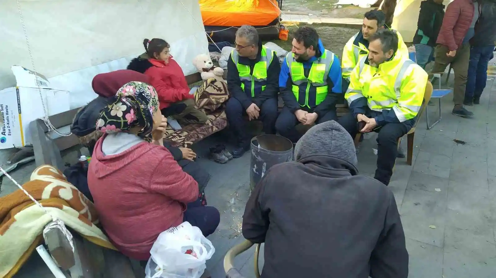 Depremzede Melek’in isteği bilgisayar teslim edildi