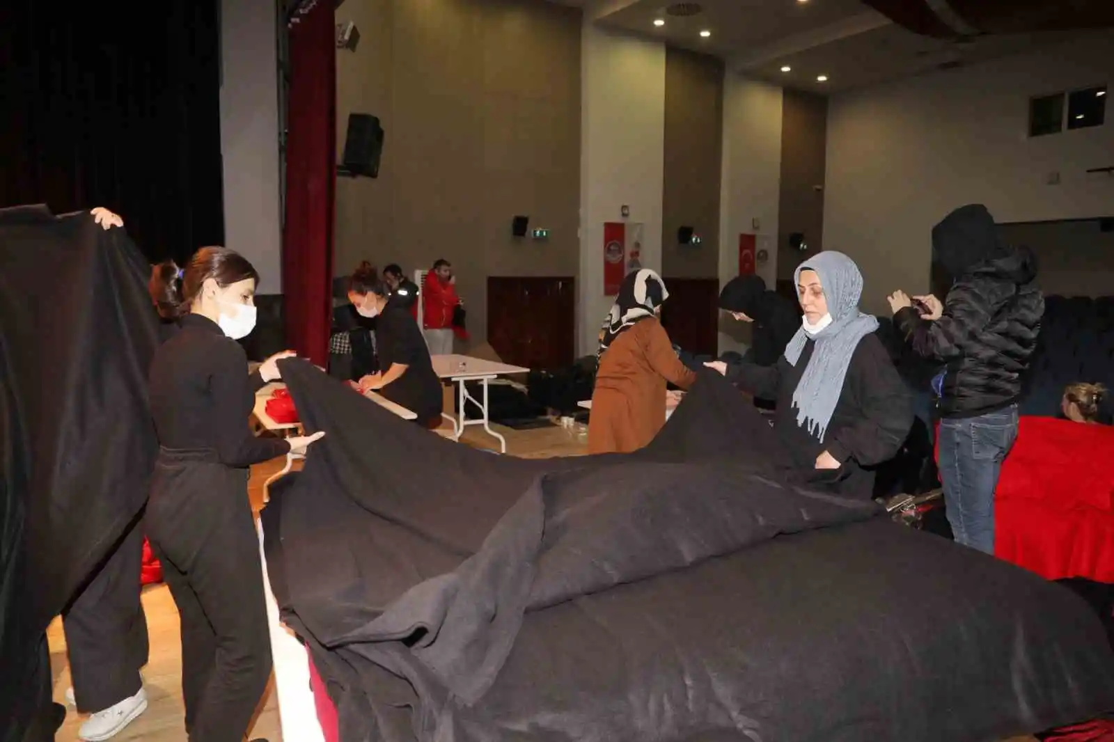 Depremzedeler için 24 saatlik atkı, bere ve battaniye mesaisi