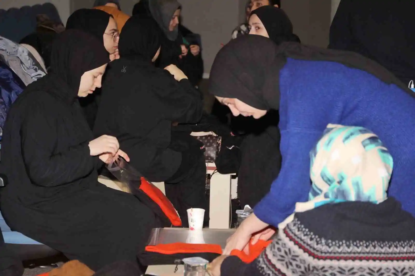 Depremzedeler için 24 saatlik atkı, bere ve battaniye mesaisi