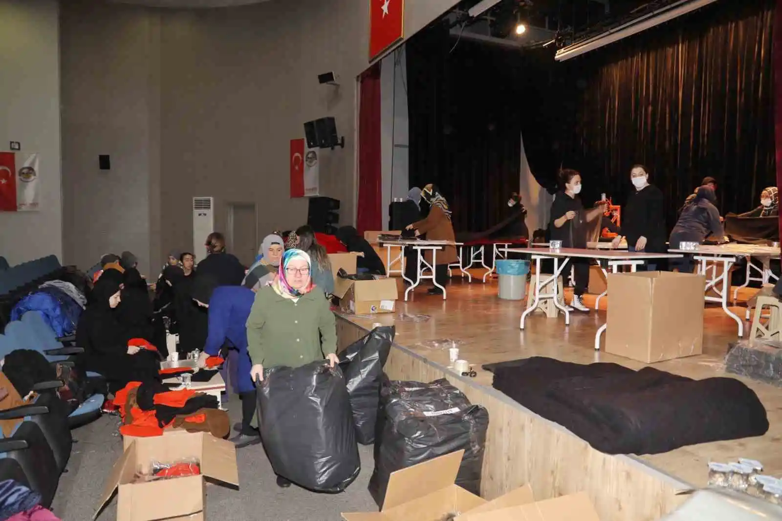 Depremzedeler için 24 saatlik atkı, bere ve battaniye mesaisi
