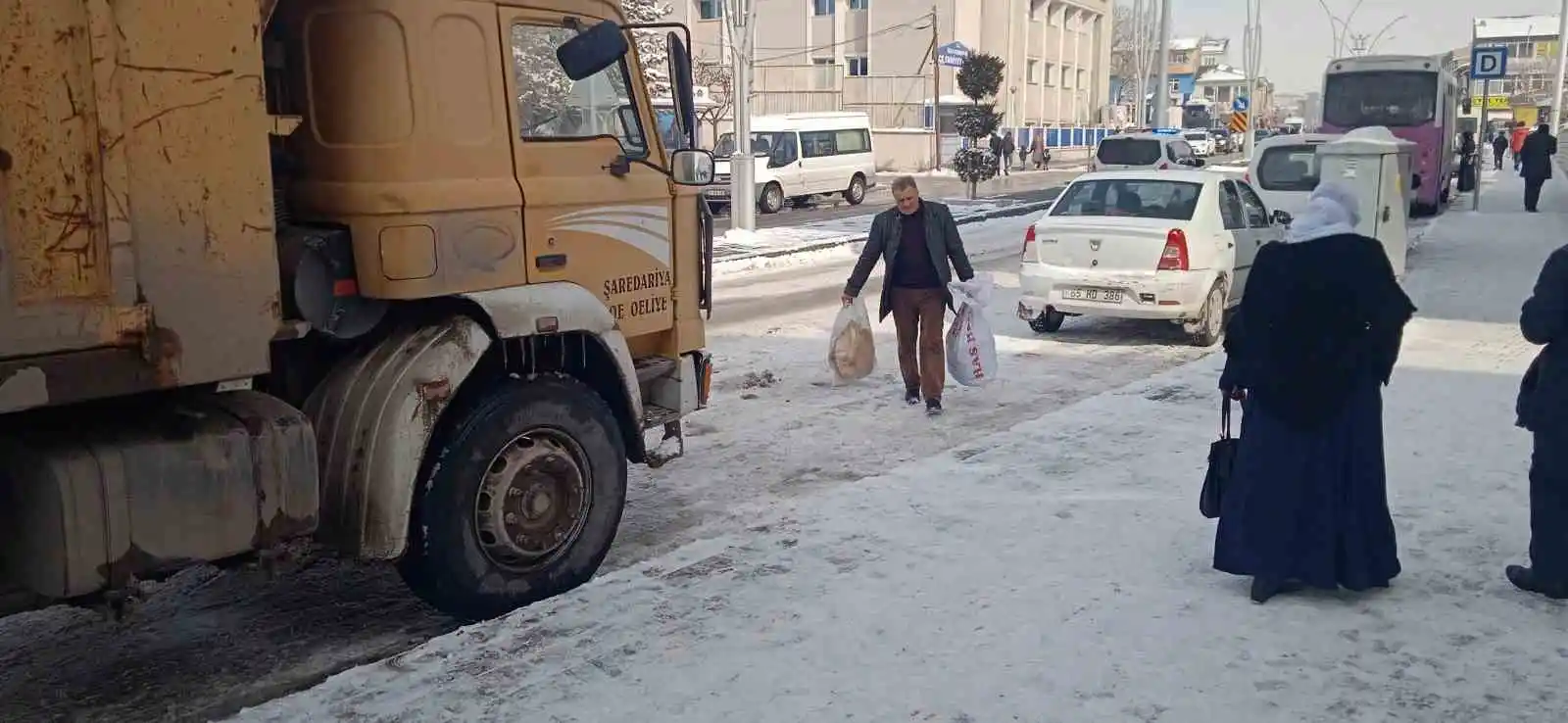 Depremzedeler için 40 tandır yakıldı: Her evde ekmek pişirildi