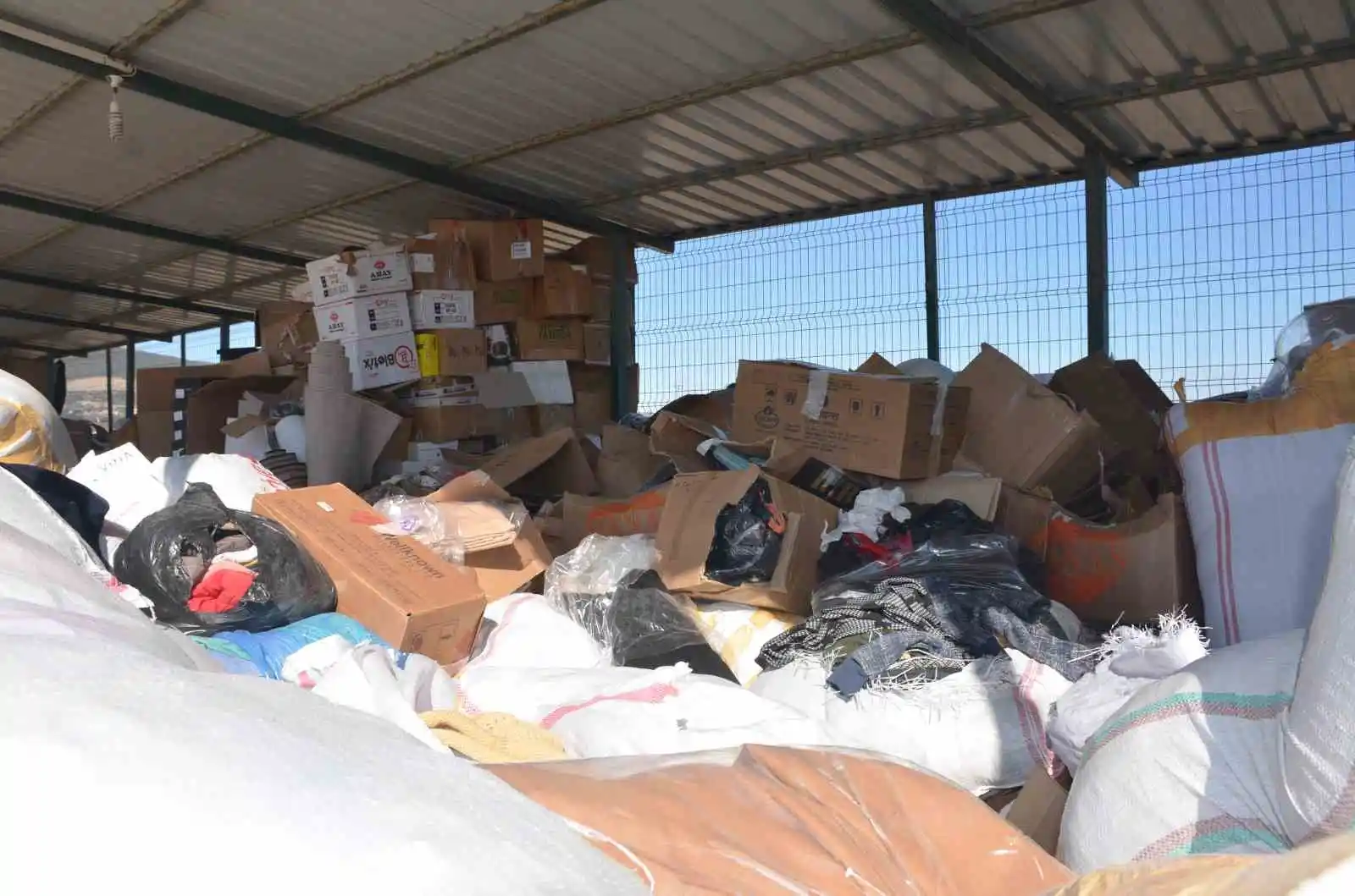 Depremzedeler için gönderilen monttan pasaport çıktı
