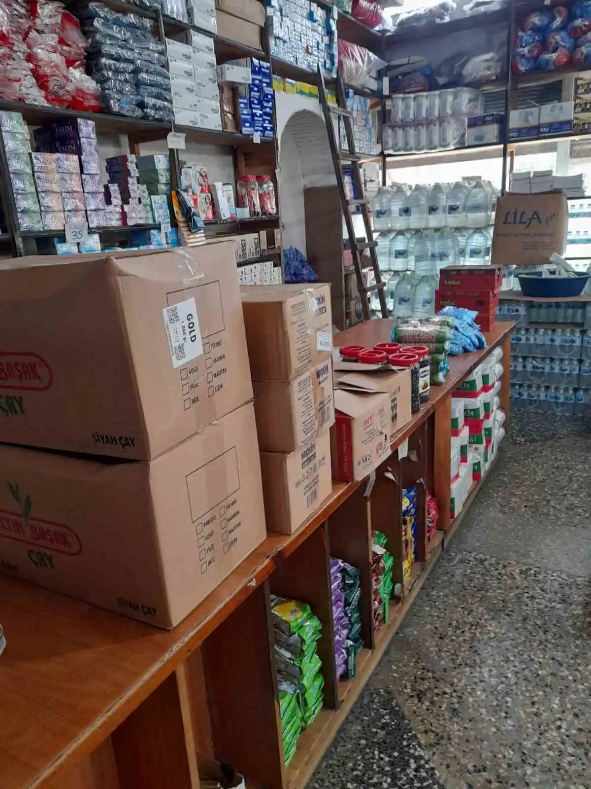 Depremzedeler için hayırseverler altınını bozdurdu, kumbarasını bağışladı